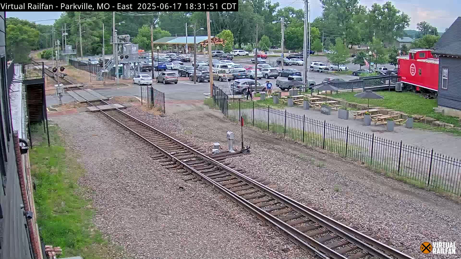 Parkville Railroad Crossing Live Cam - Parkville, Platte, Missouri, USA