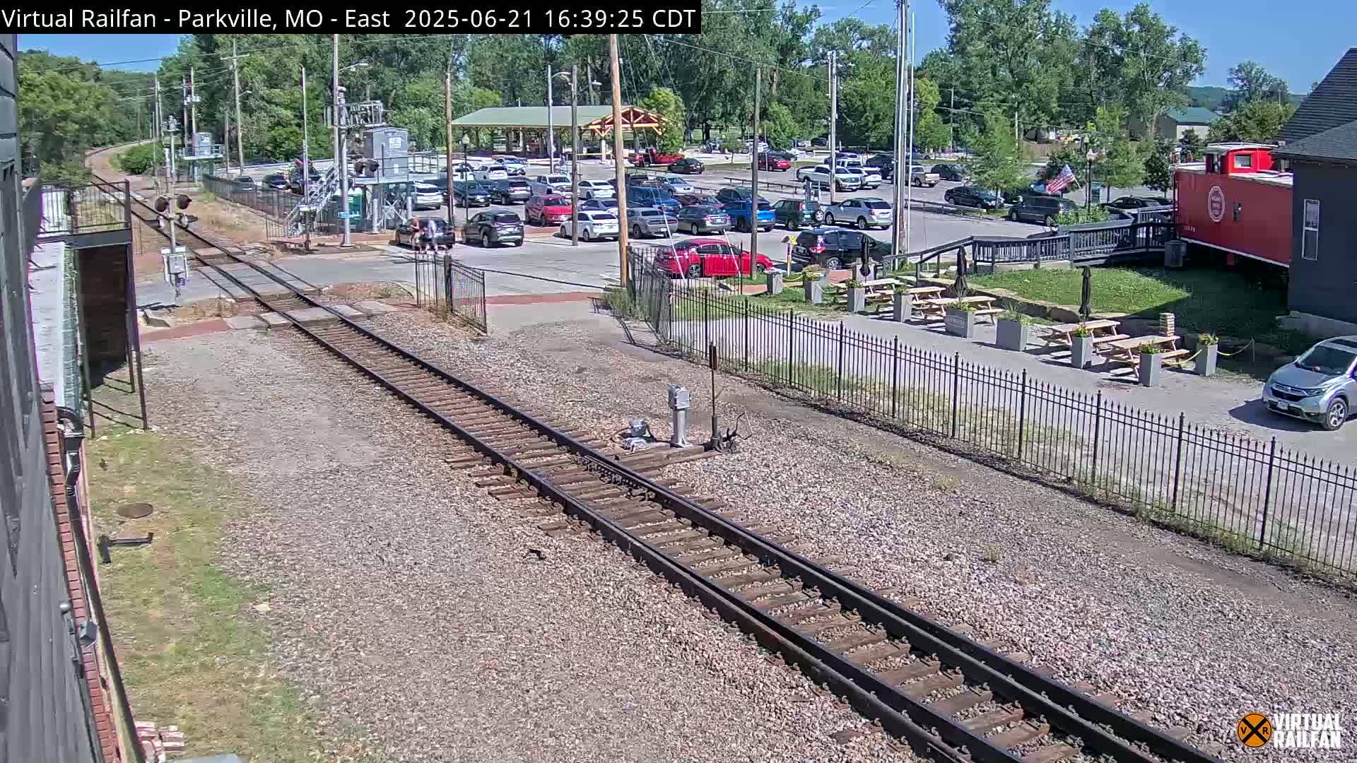 Parkville Railroad Crossing Live Cam - Parkville, Platte, Missouri, USA