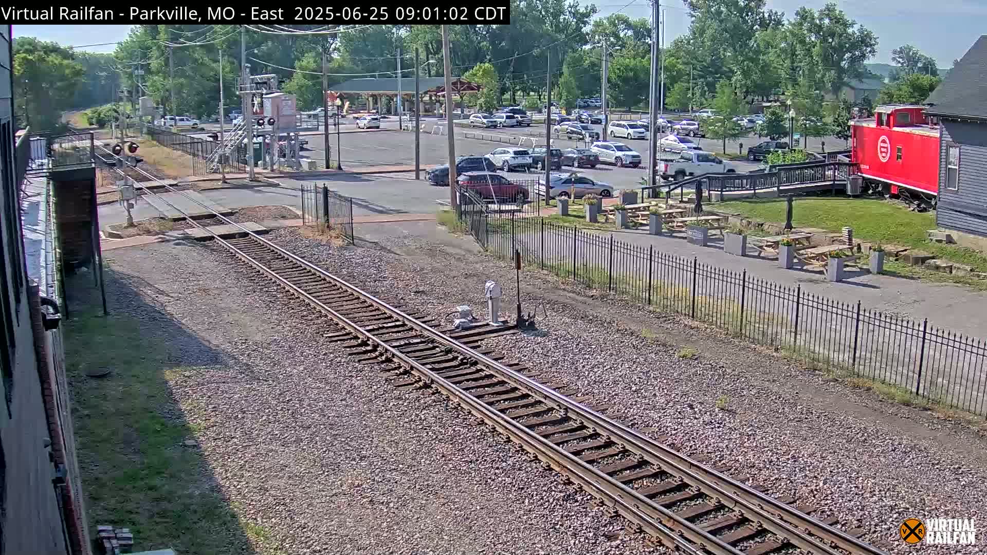 Parkville Railroad Crossing Live Cam - Parkville, Platte, Missouri, USA