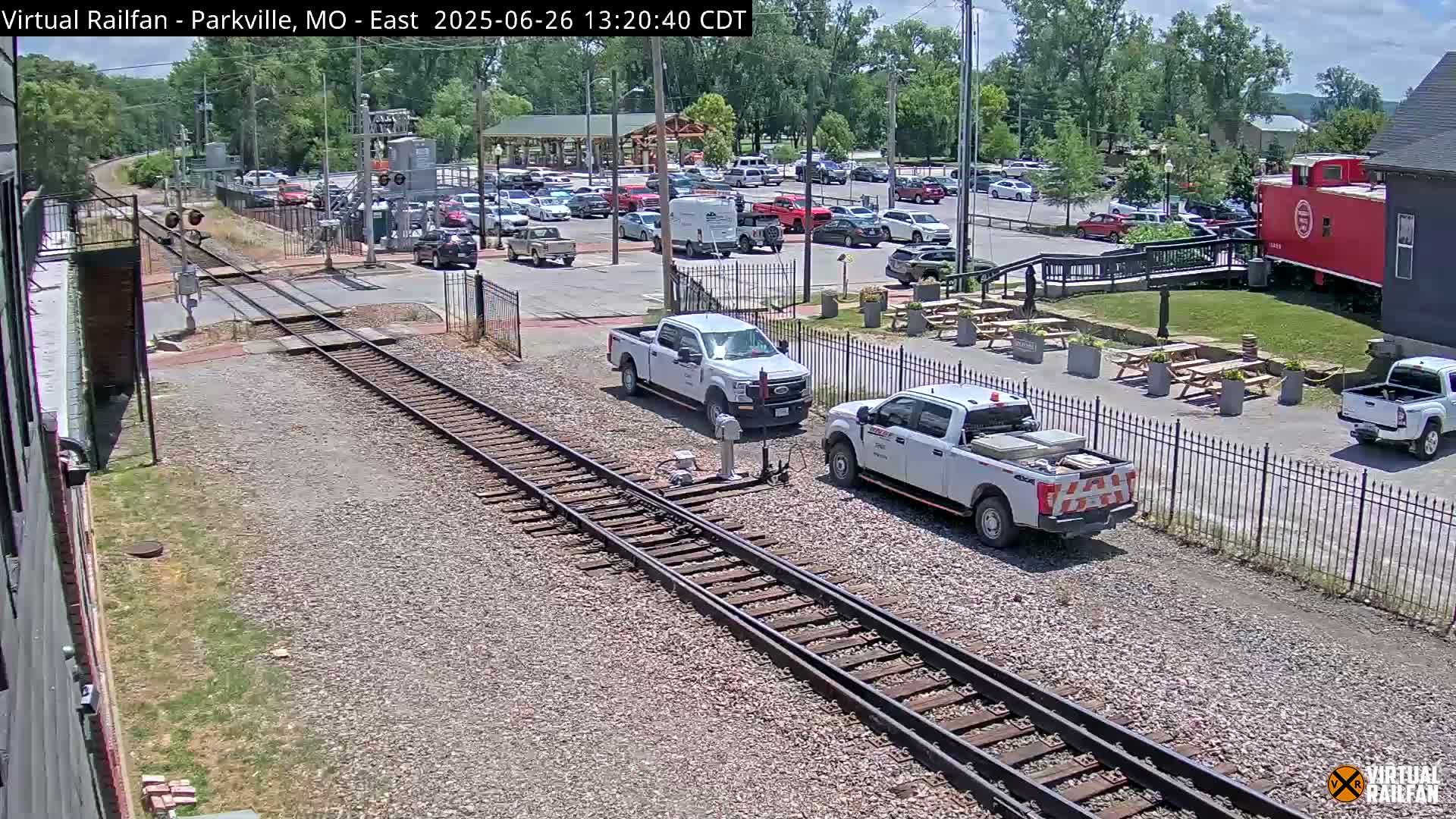 Parkville Railroad Crossing Live Cam - Parkville, Platte, Missouri, USA
