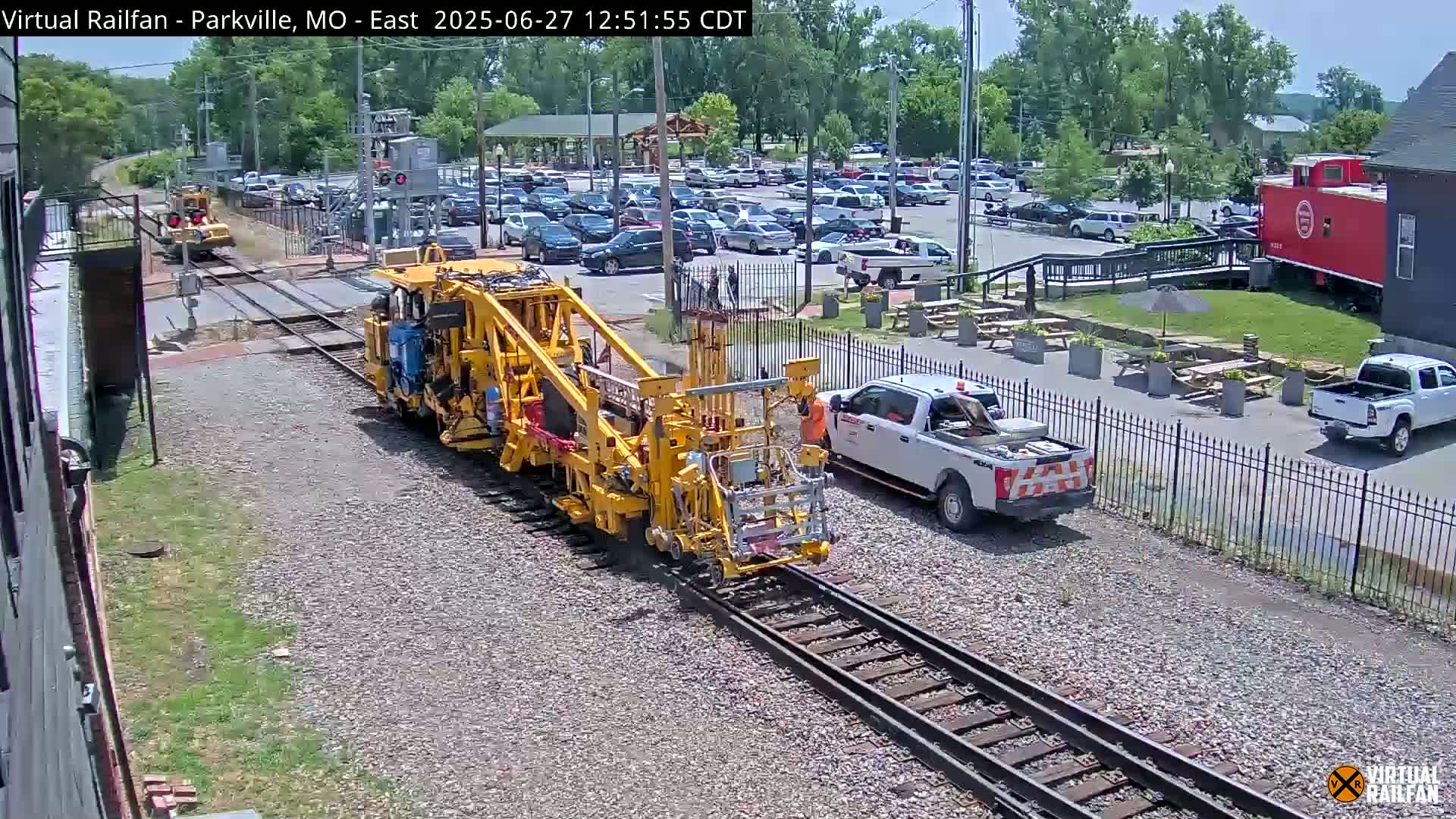 Parkville Railroad Crossing Live Cam - Parkville, Platte, Missouri, USA
