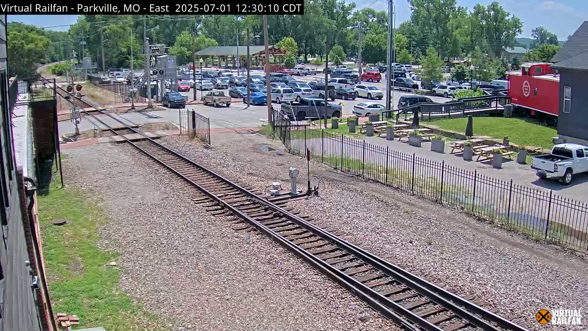 Parkville Railroad Crossing Live Cam - Parkville, Platte, Missouri, USA
