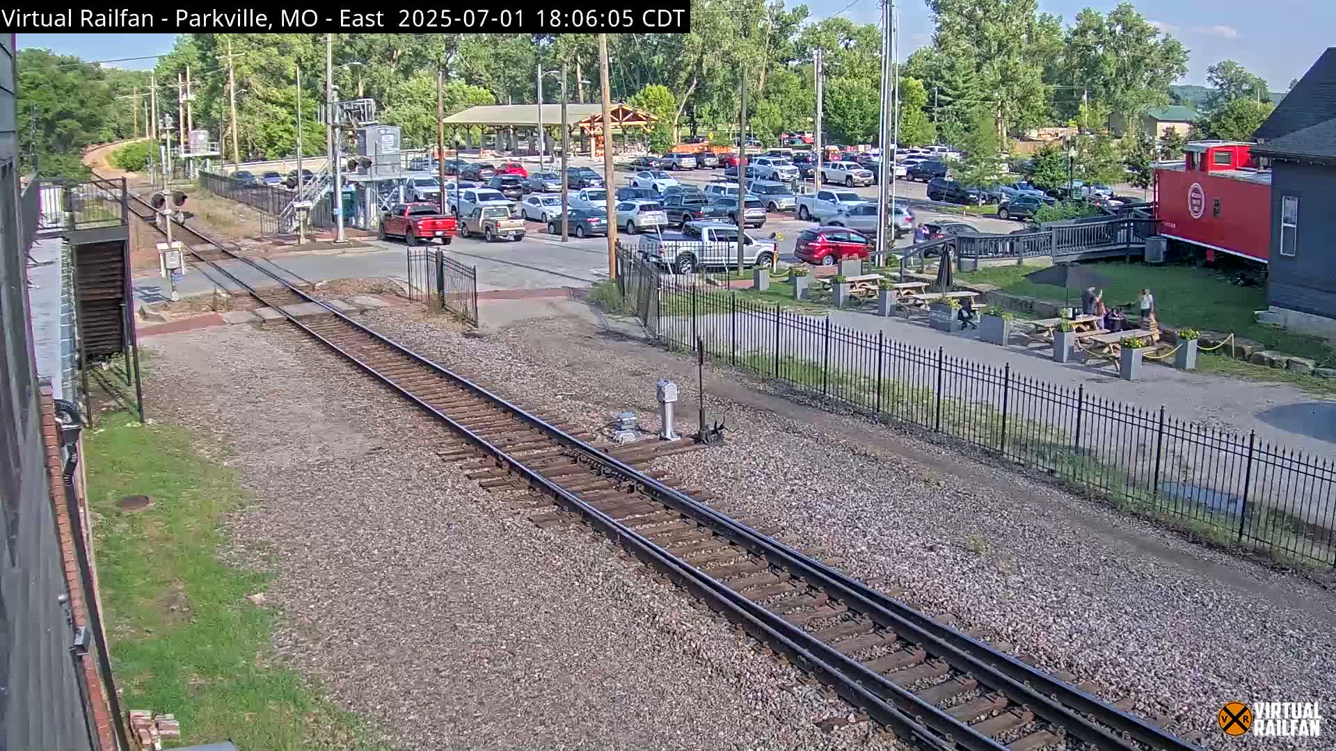 Parkville Railroad Crossing Live Cam - Parkville, Platte, Missouri, USA