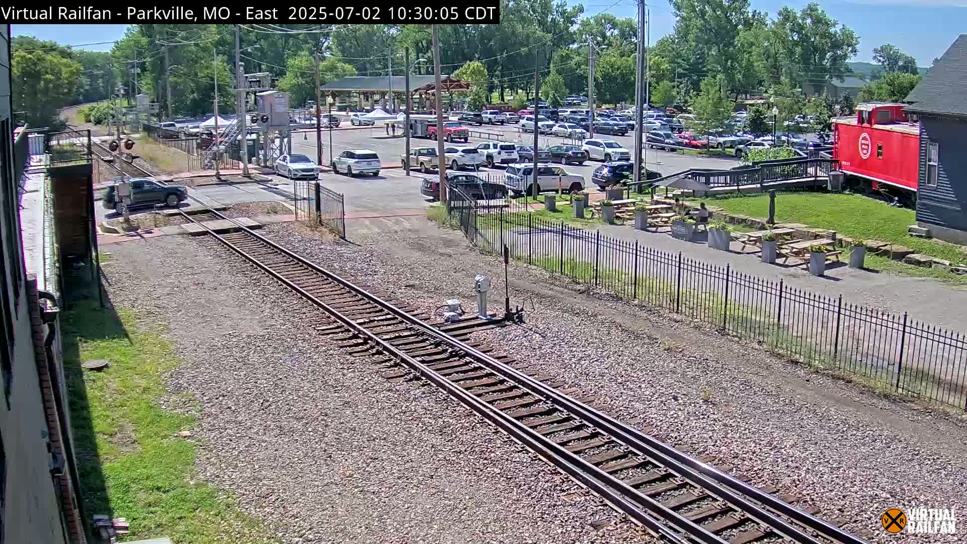 Parkville Railroad Crossing Live Cam - Parkville, Platte, Missouri, USA