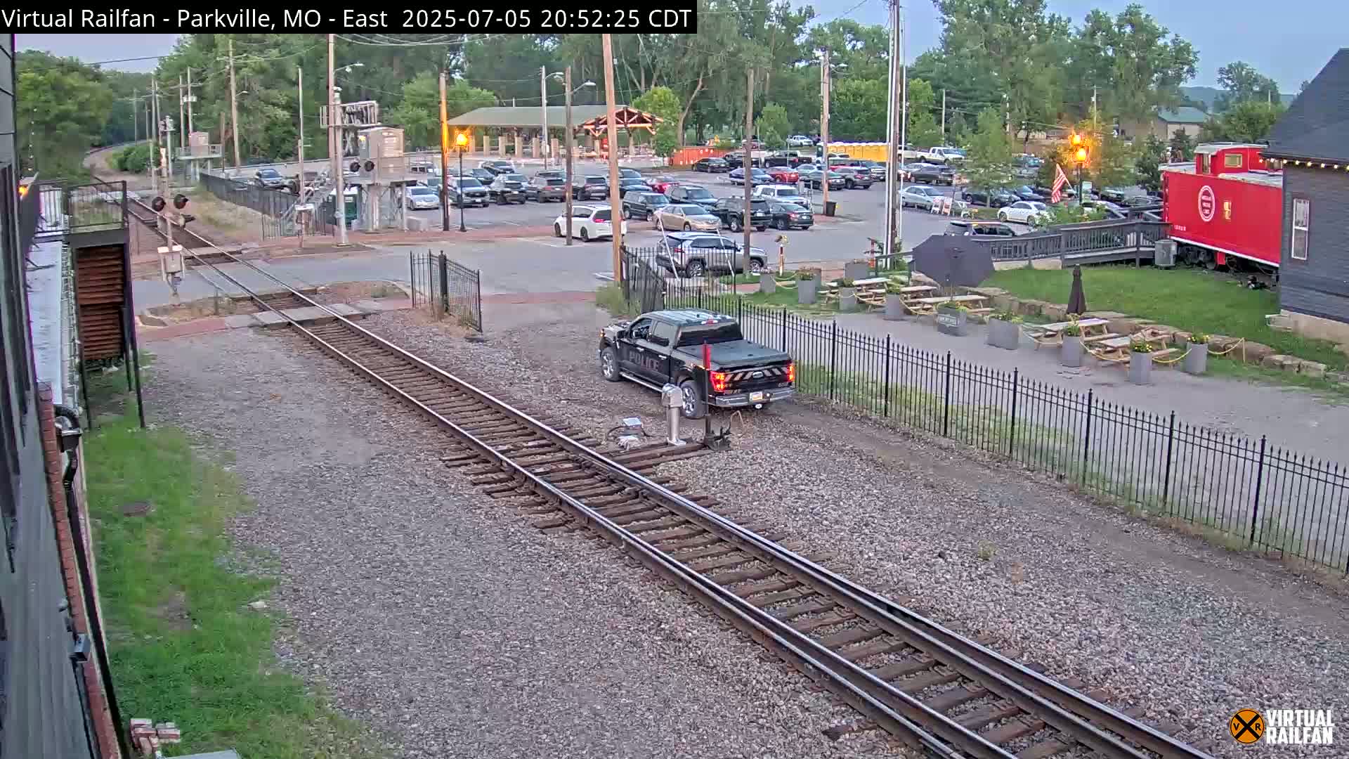 Parkville Railroad Crossing Live Cam - Parkville, Platte, Missouri, USA