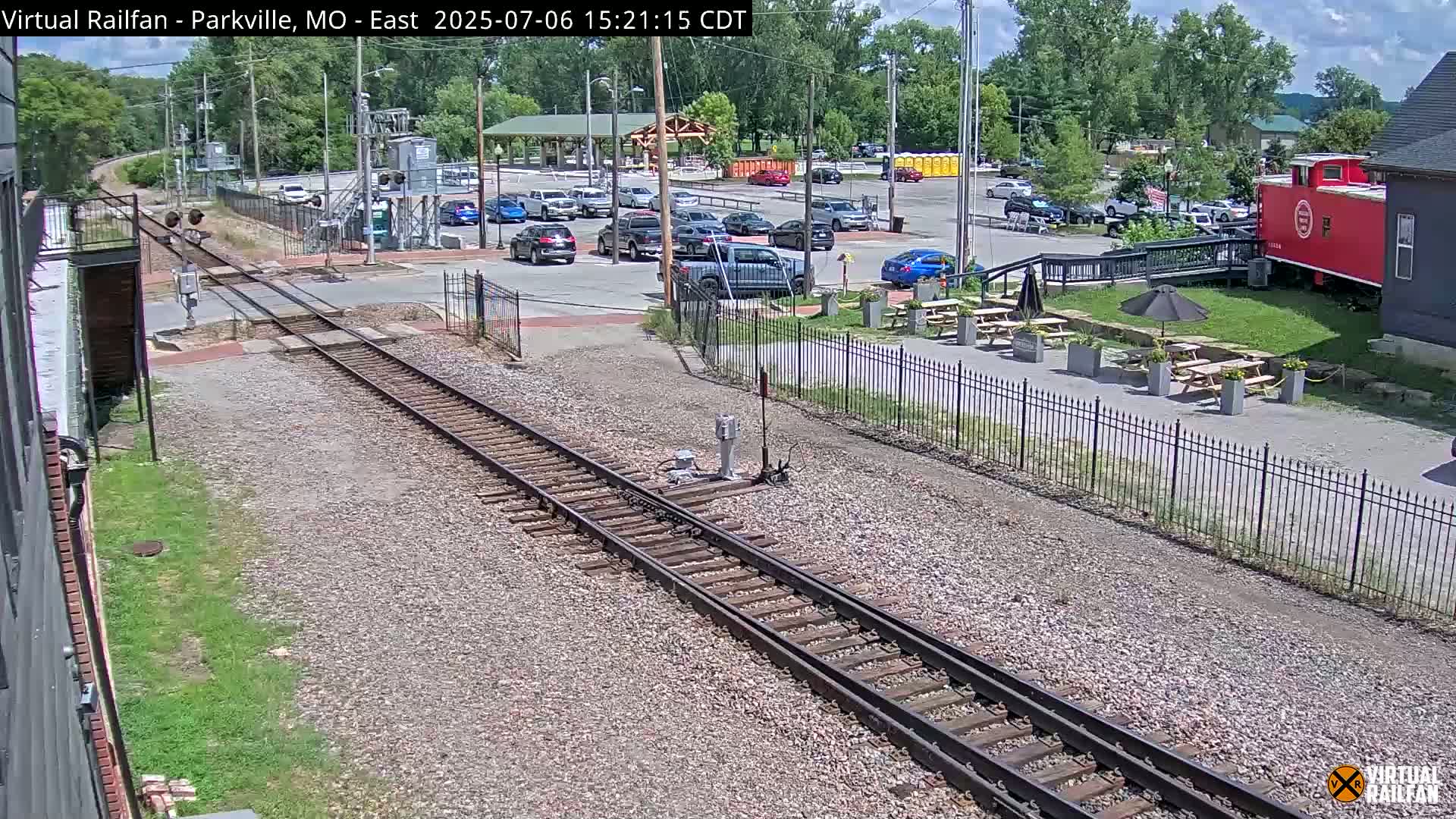 Parkville Railroad Crossing Live Cam - Parkville, Platte, Missouri, USA