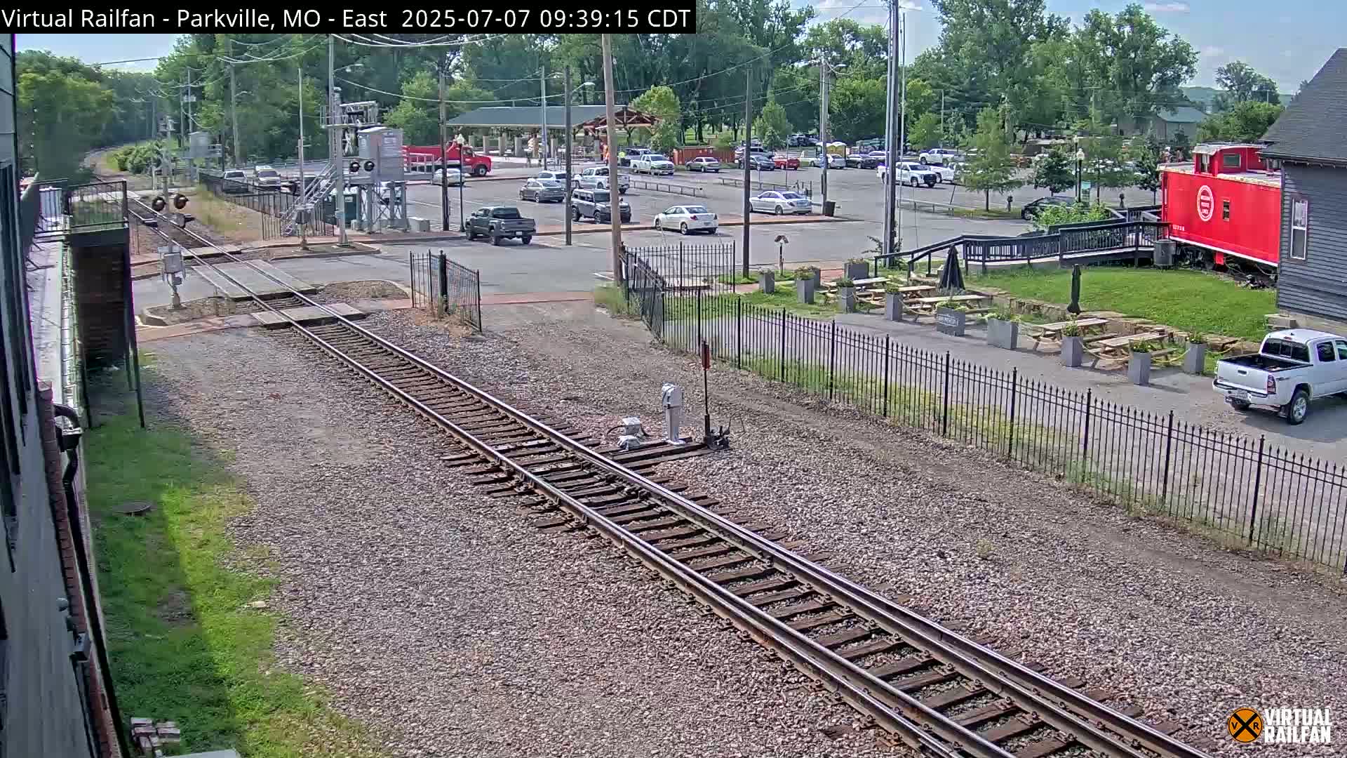 Parkville Railroad Crossing Live Cam - Parkville, Platte, Missouri, USA