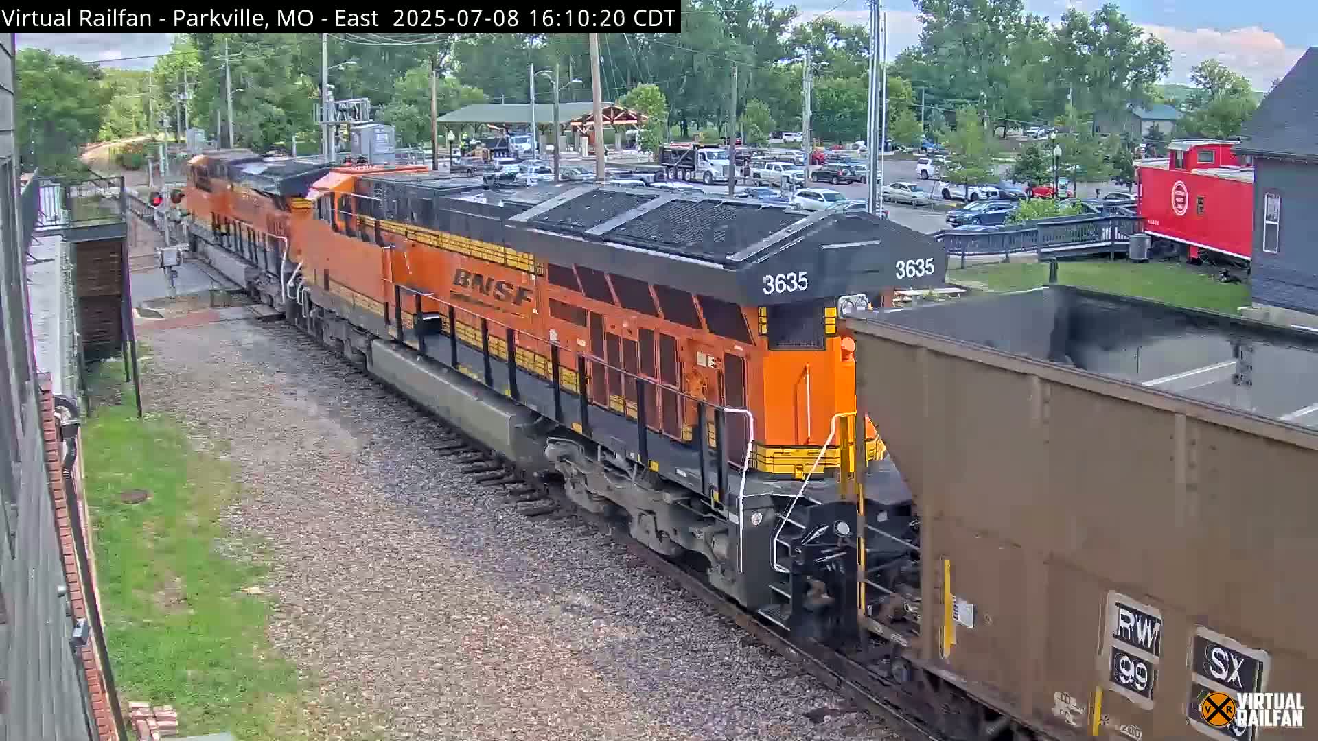 Parkville Railroad Crossing Live Cam - Parkville, Platte, Missouri, USA