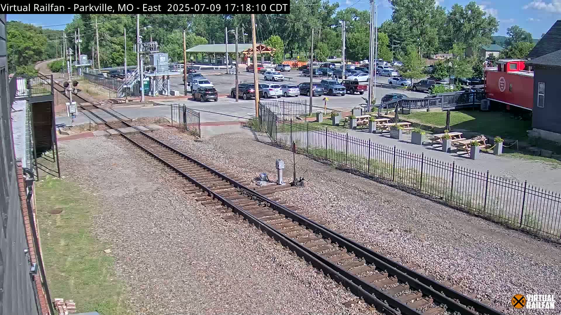 Parkville Railroad Crossing Live Cam - Parkville, Platte, Missouri, USA