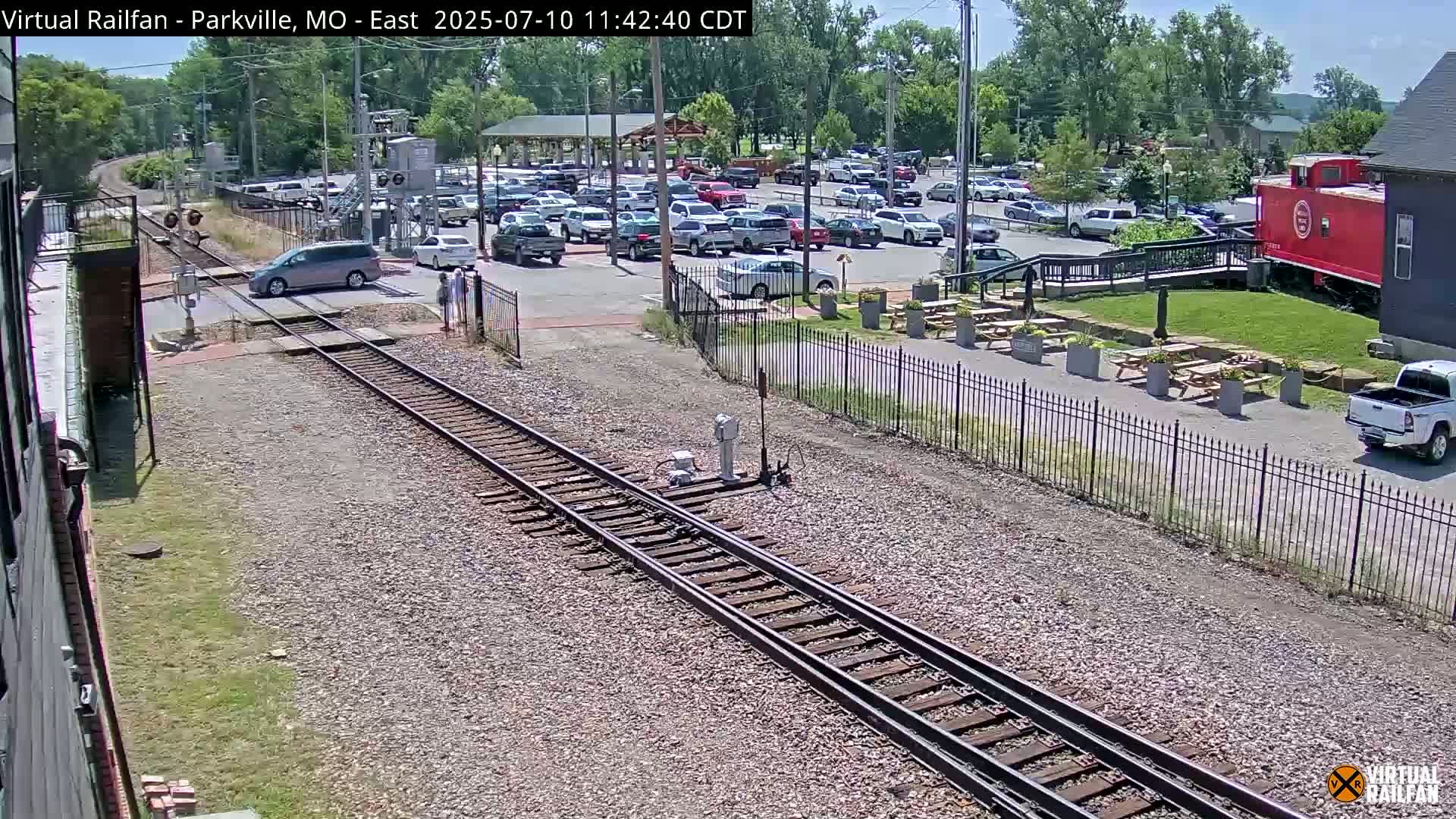 Parkville Railroad Crossing Live Cam - Parkville, Platte, Missouri, USA