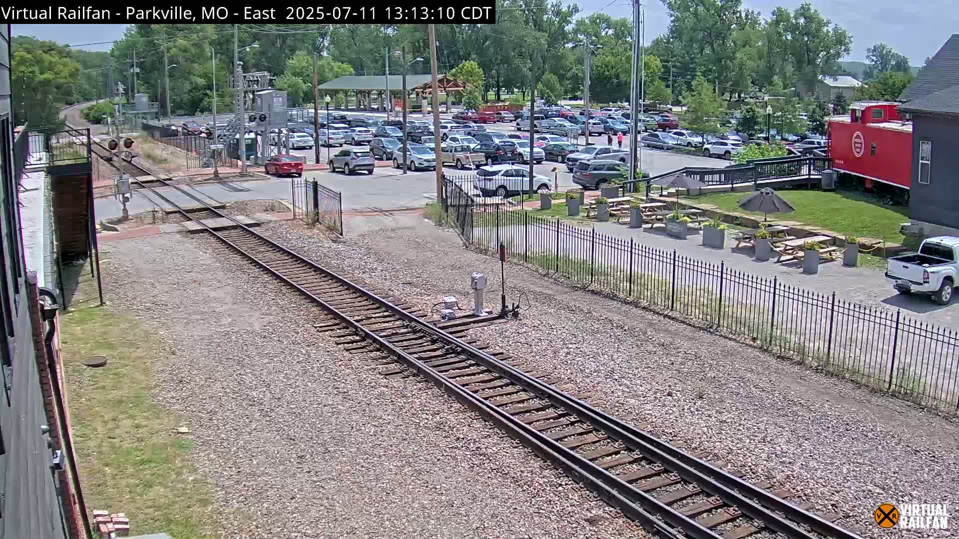 Parkville Railroad Crossing Live Cam - Parkville, Platte, Missouri, USA