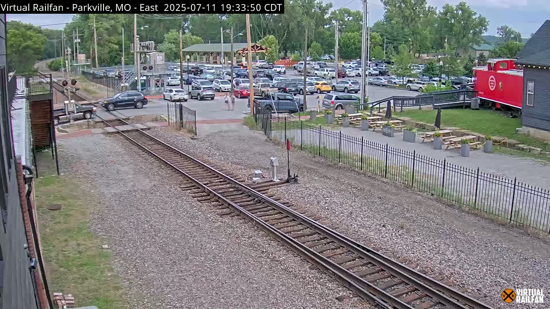 Parkville Railroad Crossing Live Cam - Parkville, Platte, Missouri, USA