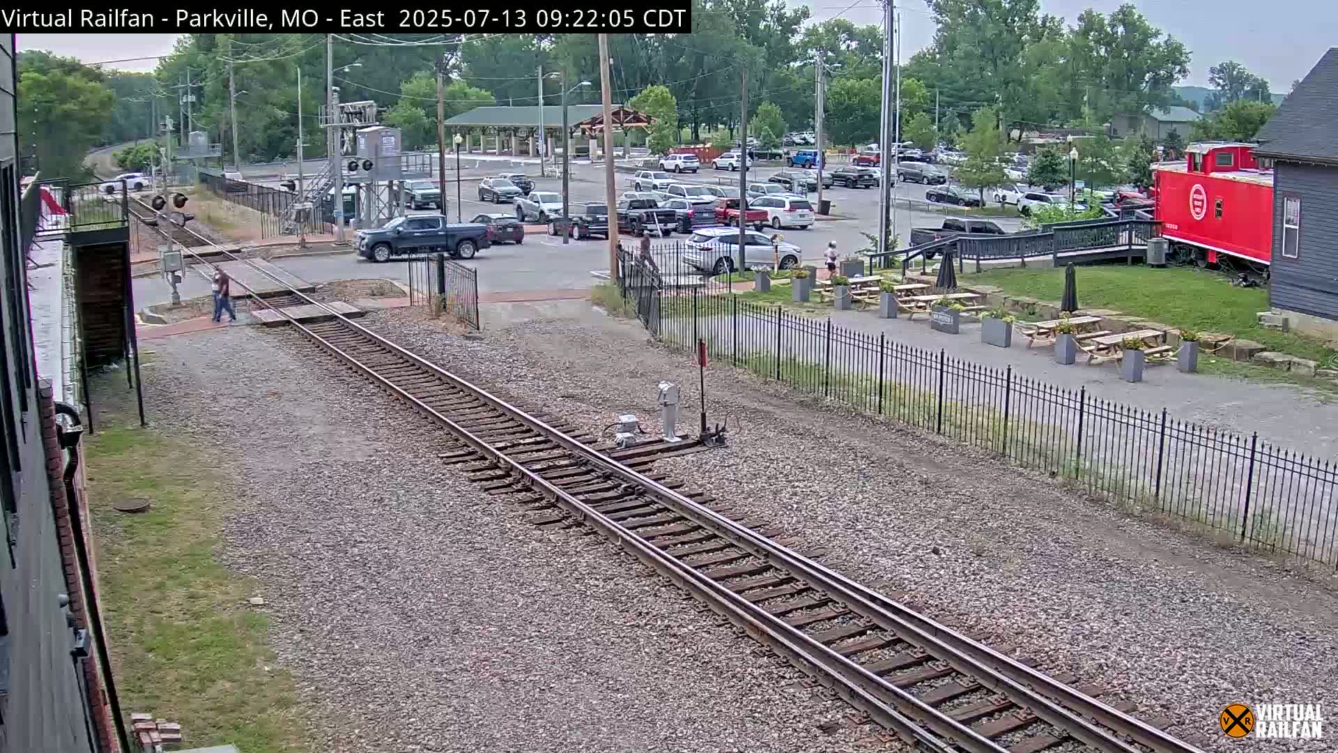 Parkville Railroad Crossing Live Cam - Parkville, Platte, Missouri, USA