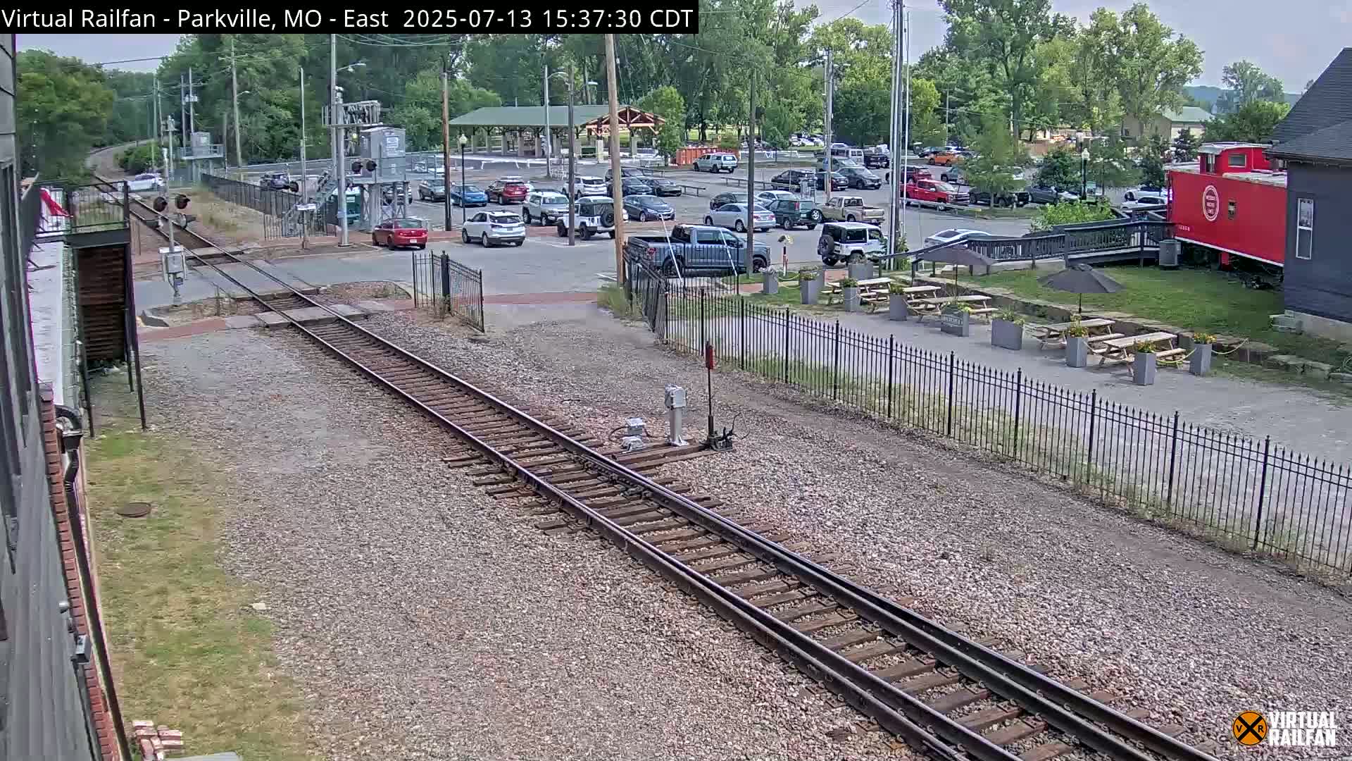 Parkville Railroad Crossing Live Cam - Parkville, Platte, Missouri, USA