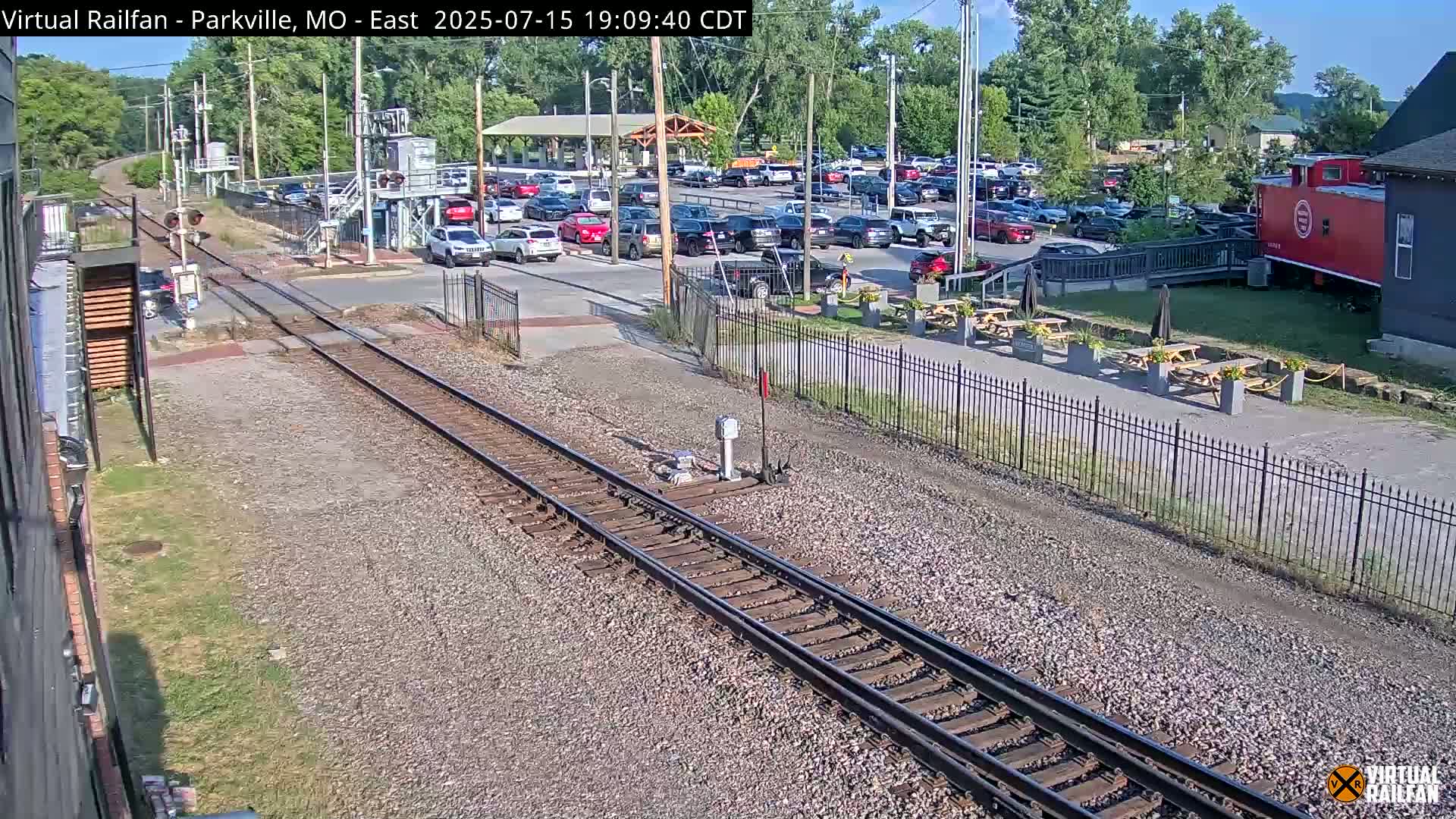 Parkville Railroad Crossing Live Cam - Parkville, Platte, Missouri, USA