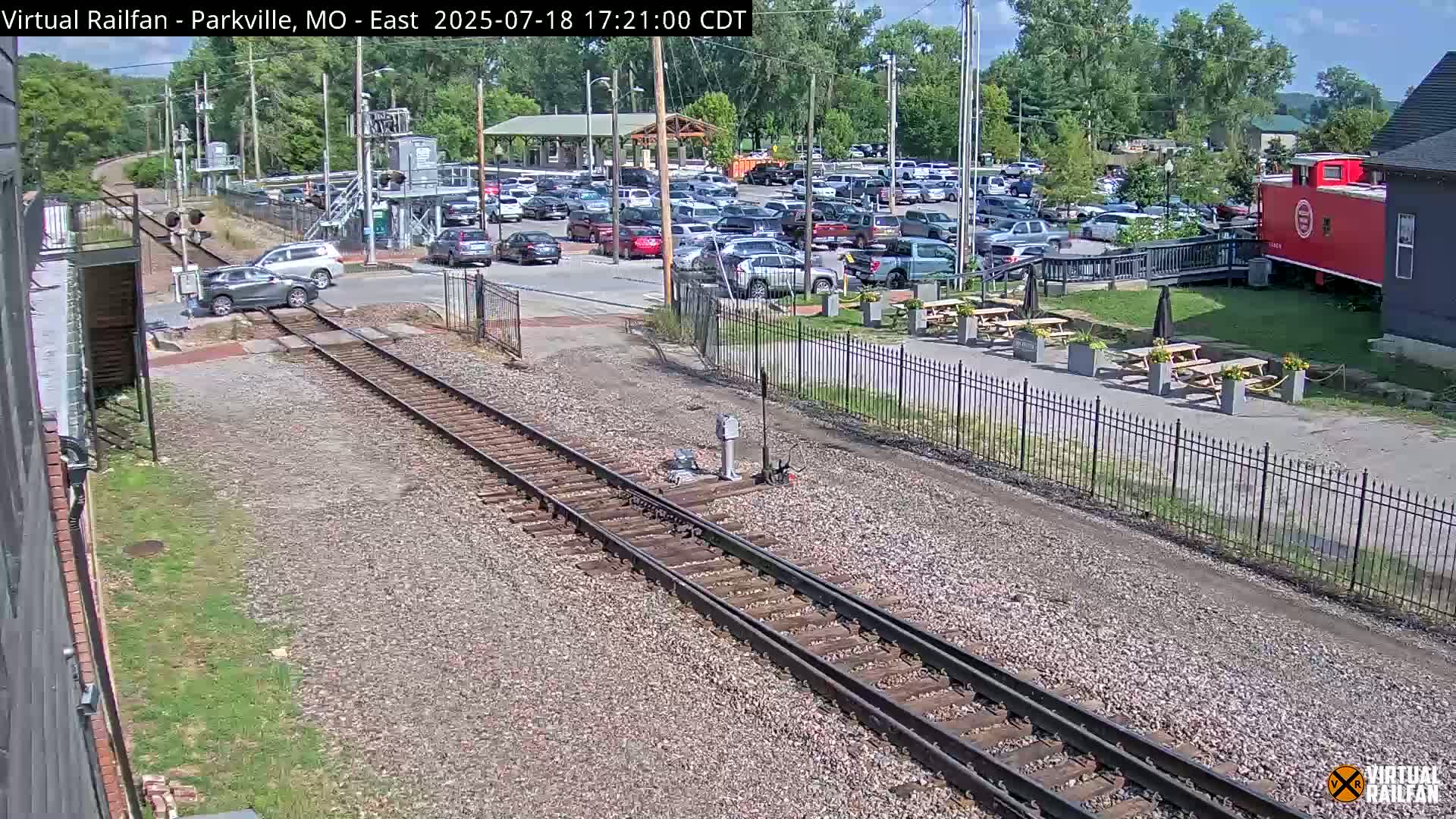 Parkville Railroad Crossing Live Cam - Parkville, Platte, Missouri, USA