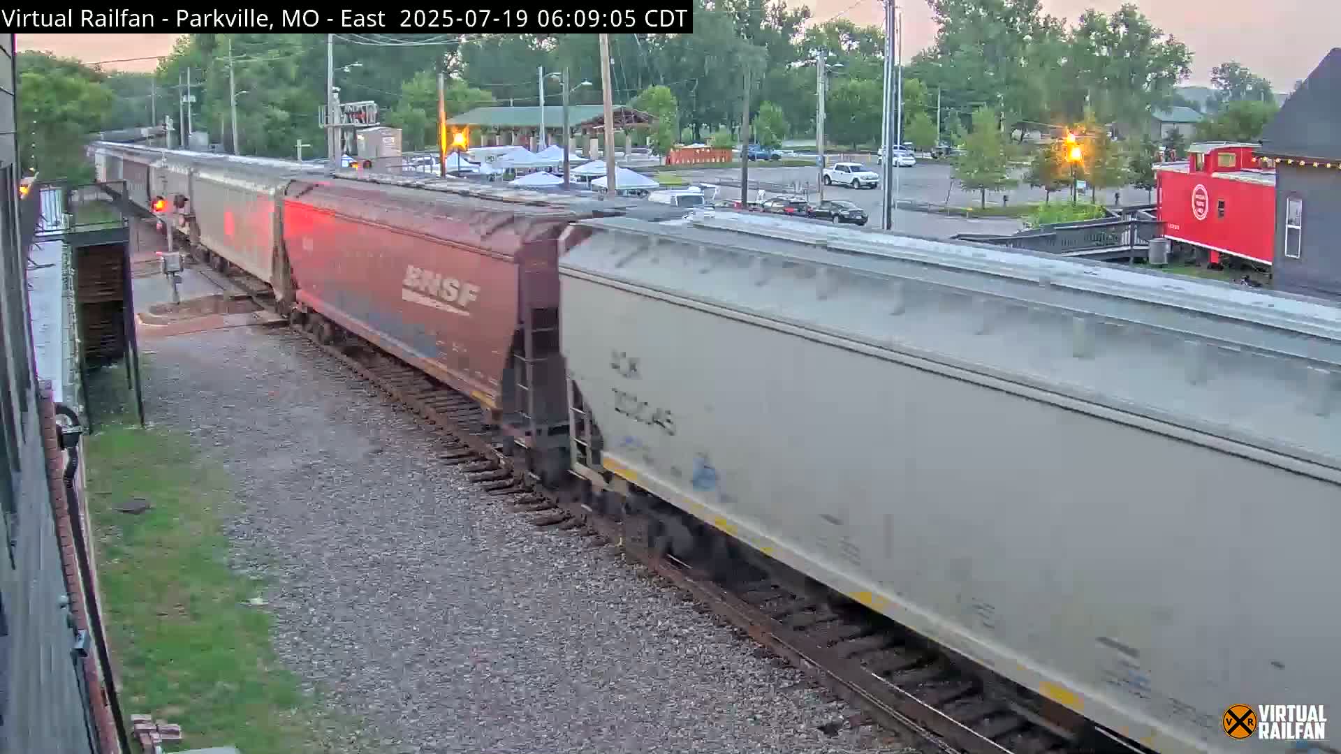 Parkville Railroad Crossing Live Cam - Parkville, Platte, Missouri, USA