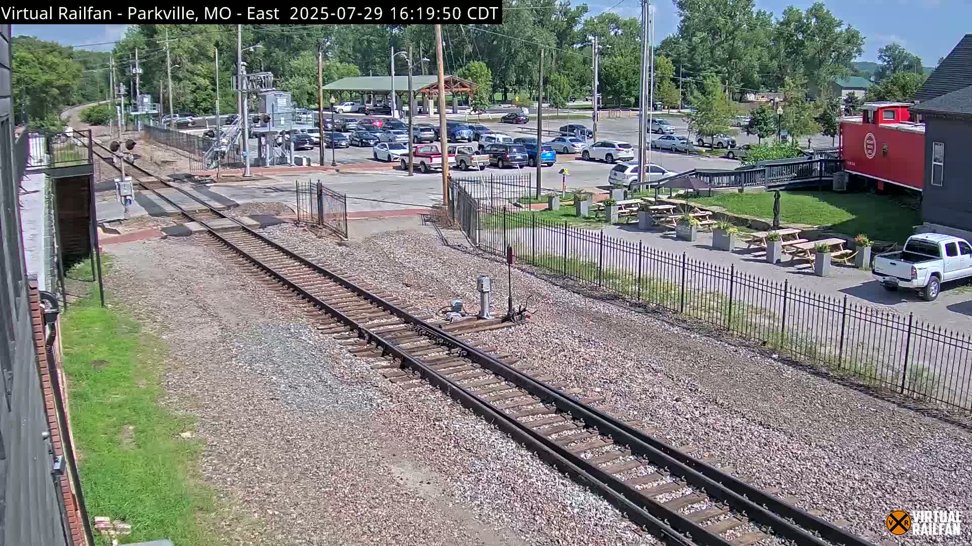 Parkville Railroad Crossing Live Cam - Parkville, Platte, Missouri, USA