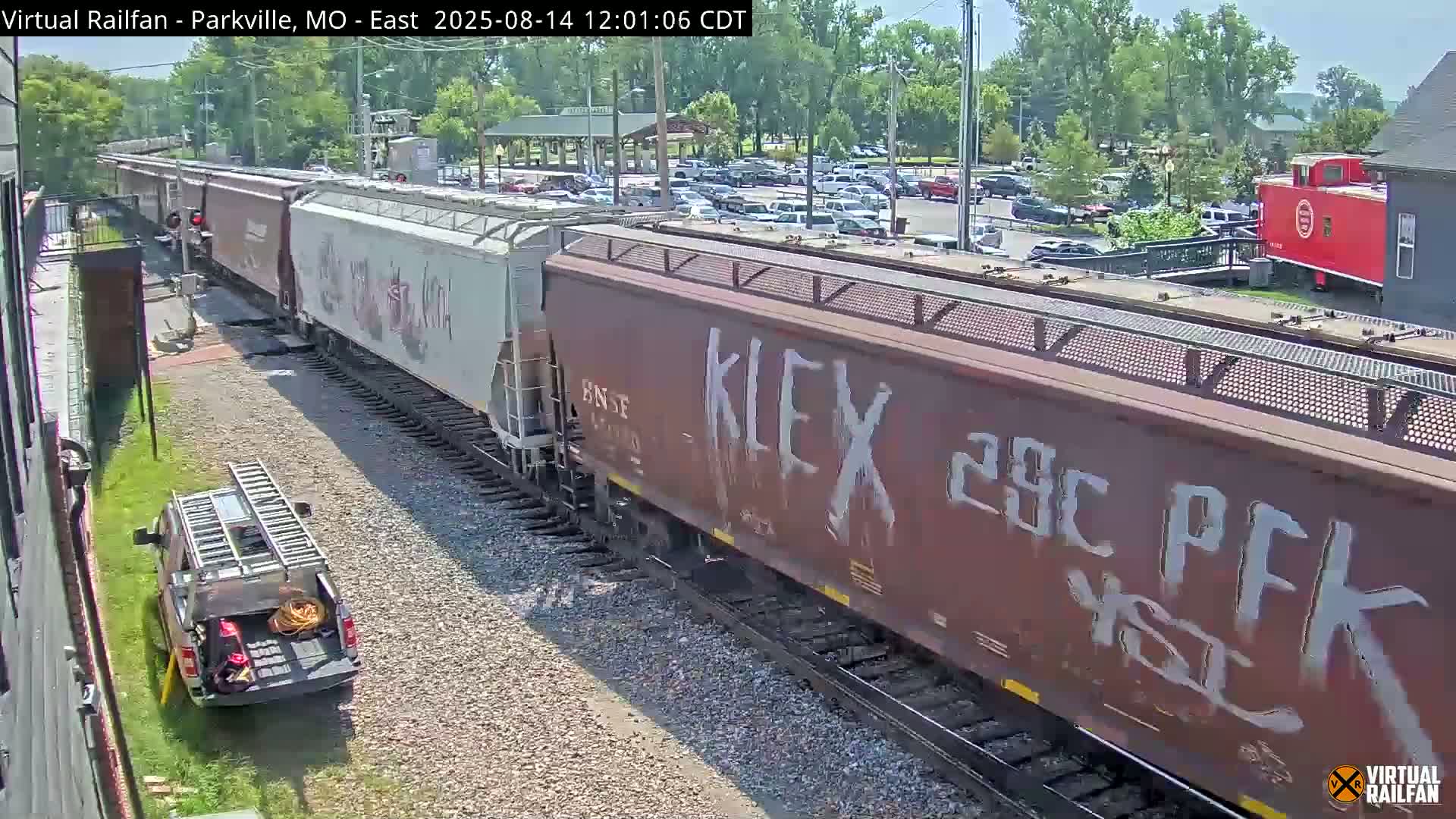Parkville Railroad Crossing Live Cam - Parkville, Platte, Missouri, USA