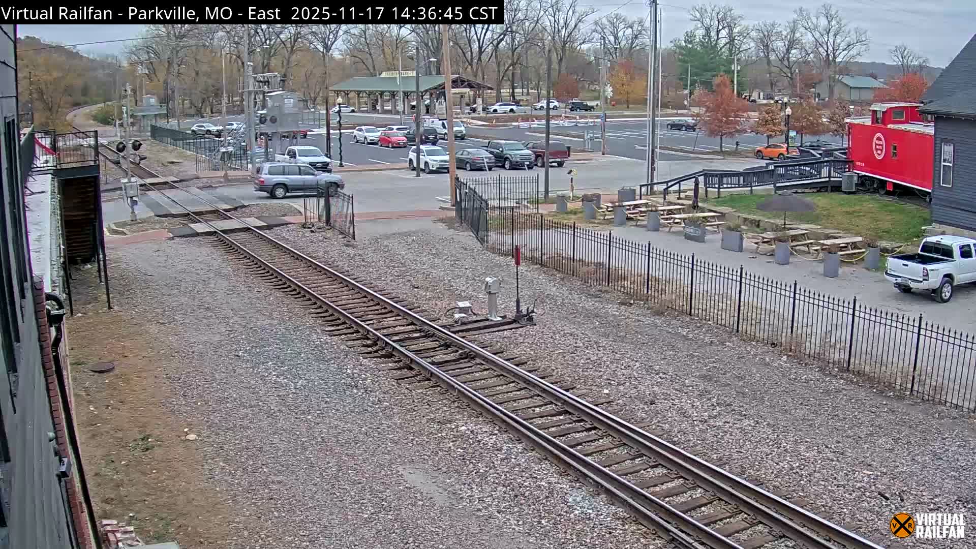 Parkville Railroad Crossing Live Cam - Parkville, Platte, Missouri, USA