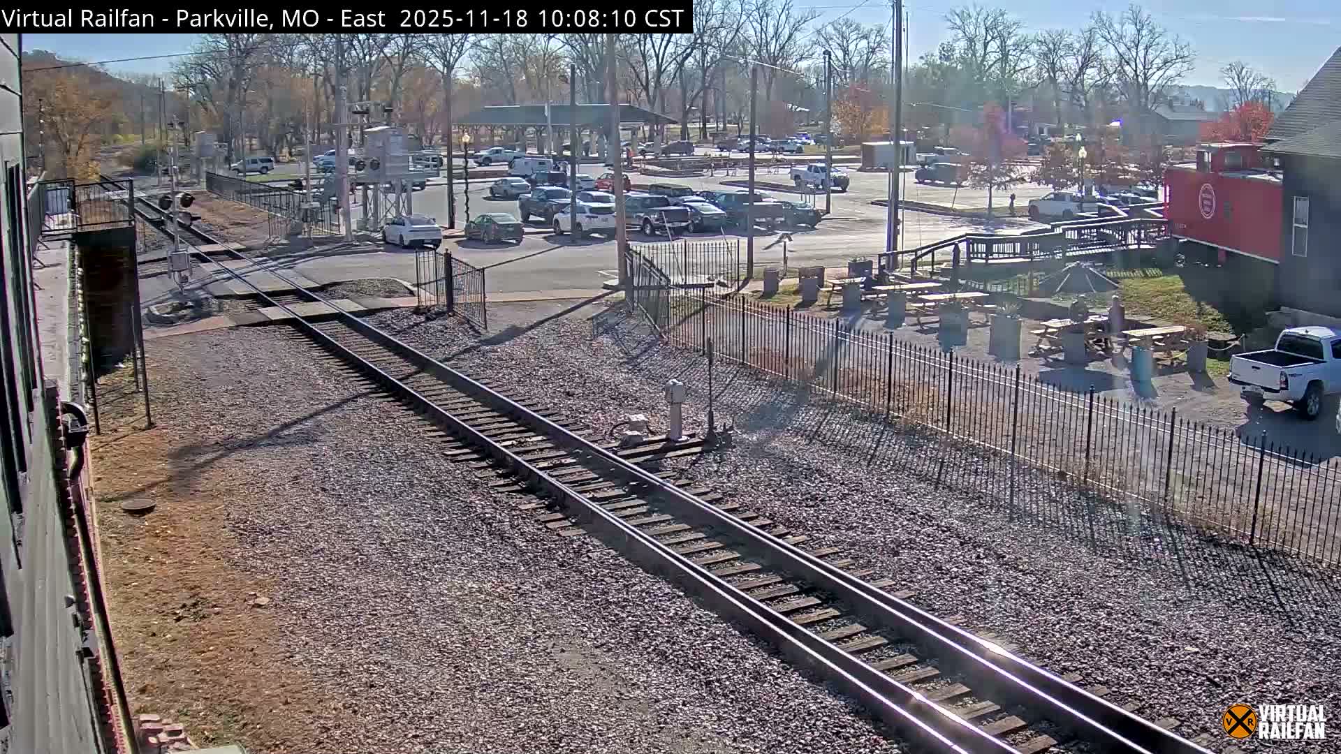 Parkville Railroad Crossing Live Cam - Parkville, Platte, Missouri, USA