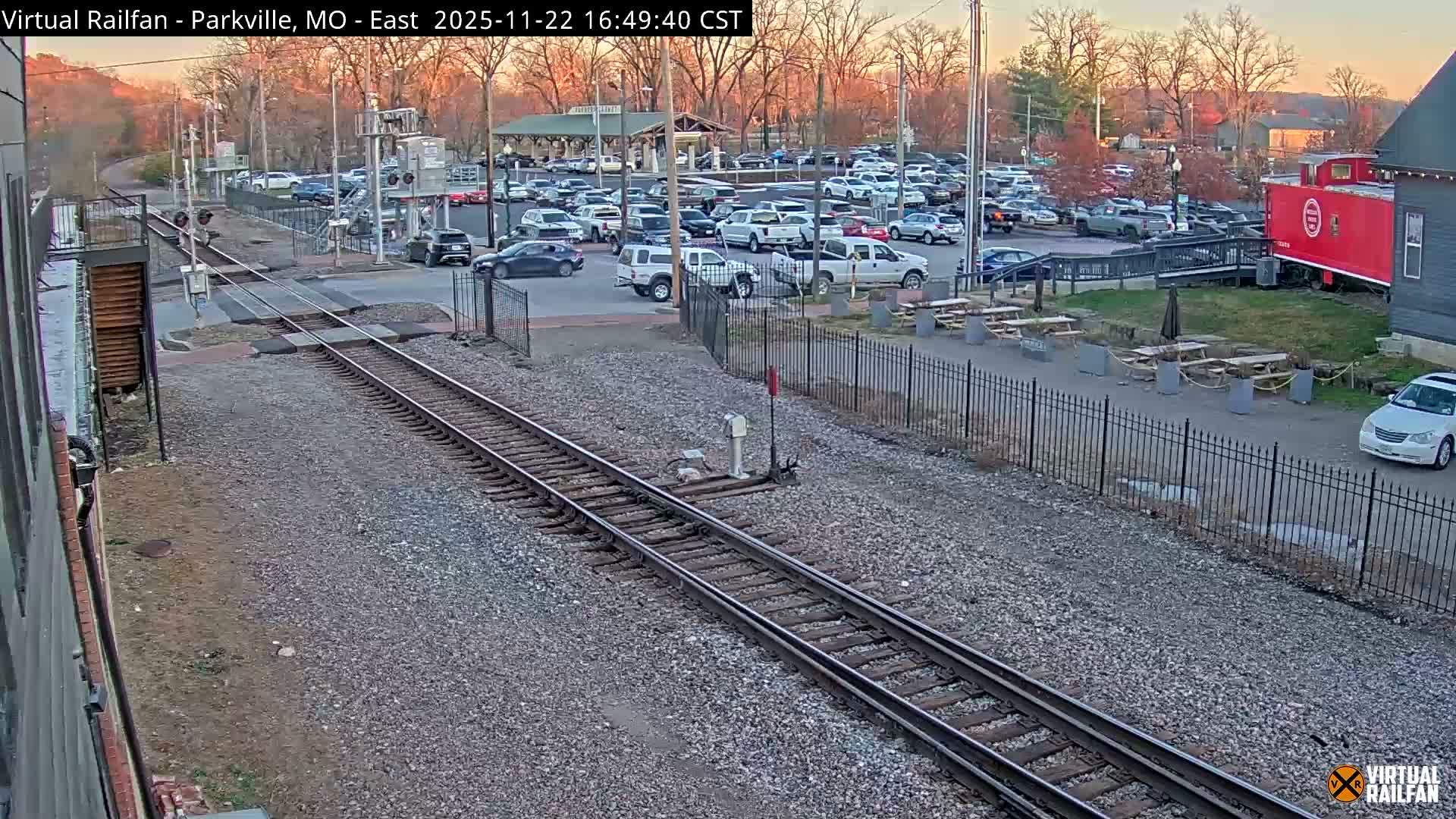 Parkville Railroad Crossing Live Cam - Parkville, Platte, Missouri, USA