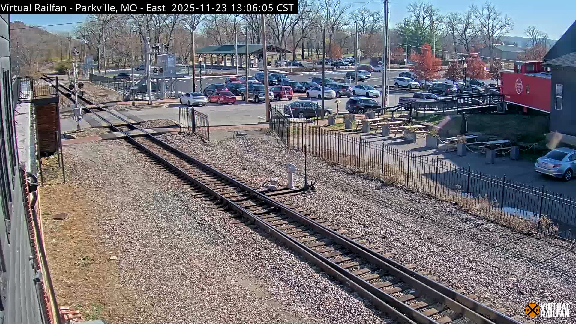 Parkville Railroad Crossing Live Cam - Parkville, Platte, Missouri, USA