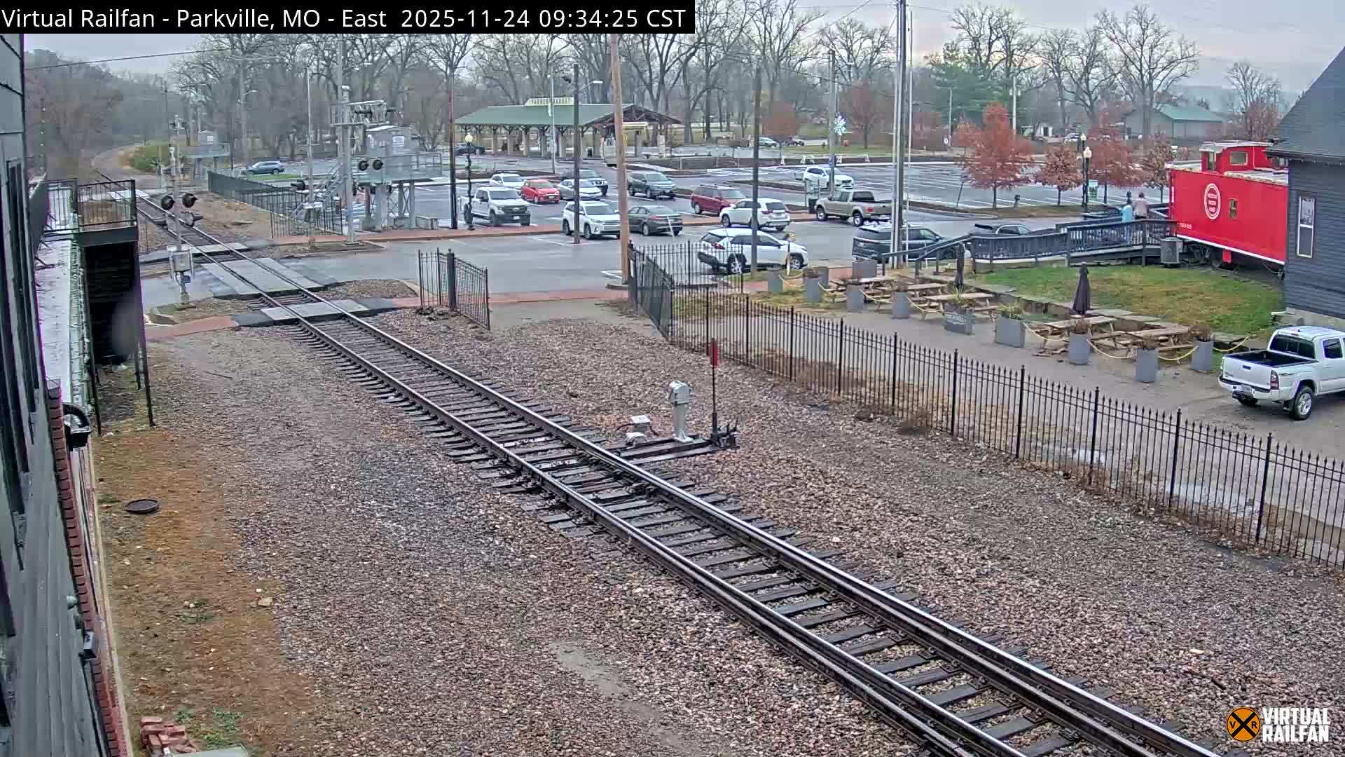 Parkville Railroad Crossing Live Cam - Parkville, Platte, Missouri, USA
