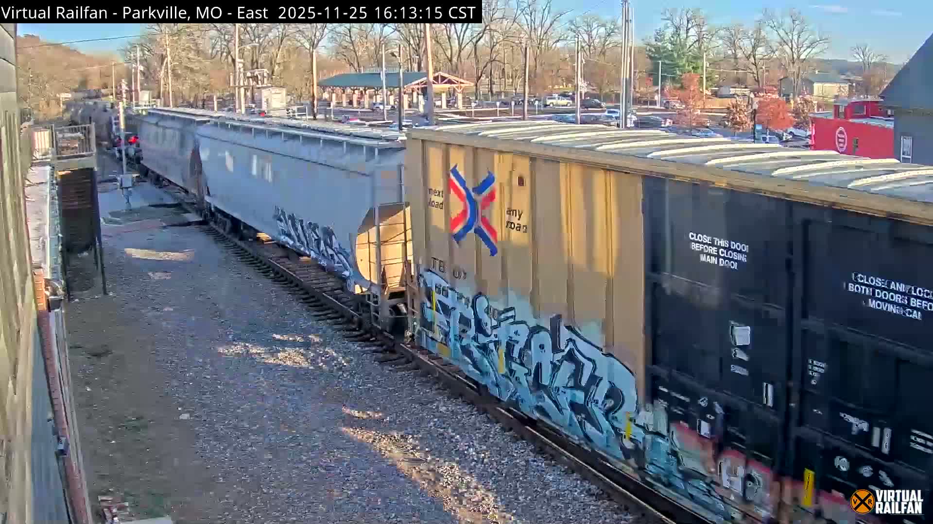 Parkville Railroad Crossing Live Cam - Parkville, Platte, Missouri, USA