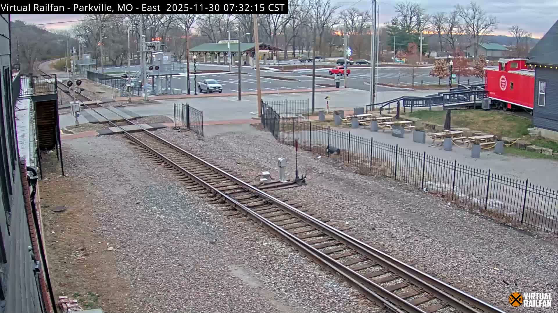 Parkville Railroad Crossing Live Cam - Parkville, Platte, Missouri, USA