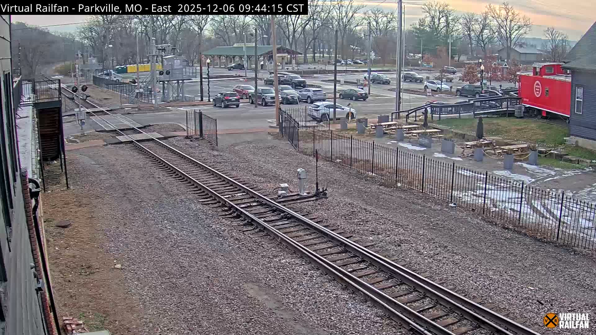 Parkville Railroad Crossing Live Cam - Parkville, Platte, Missouri, USA