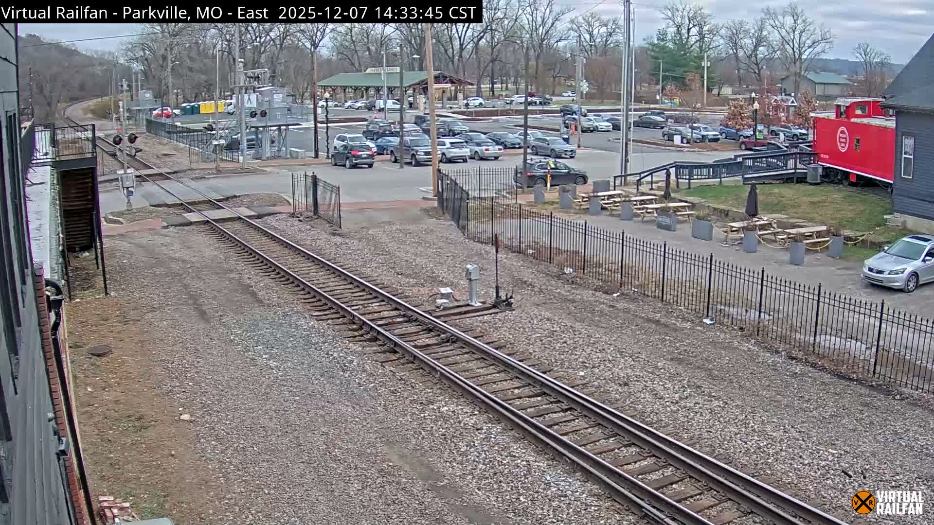 Parkville Railroad Crossing Live Cam - Parkville, Platte, Missouri, USA