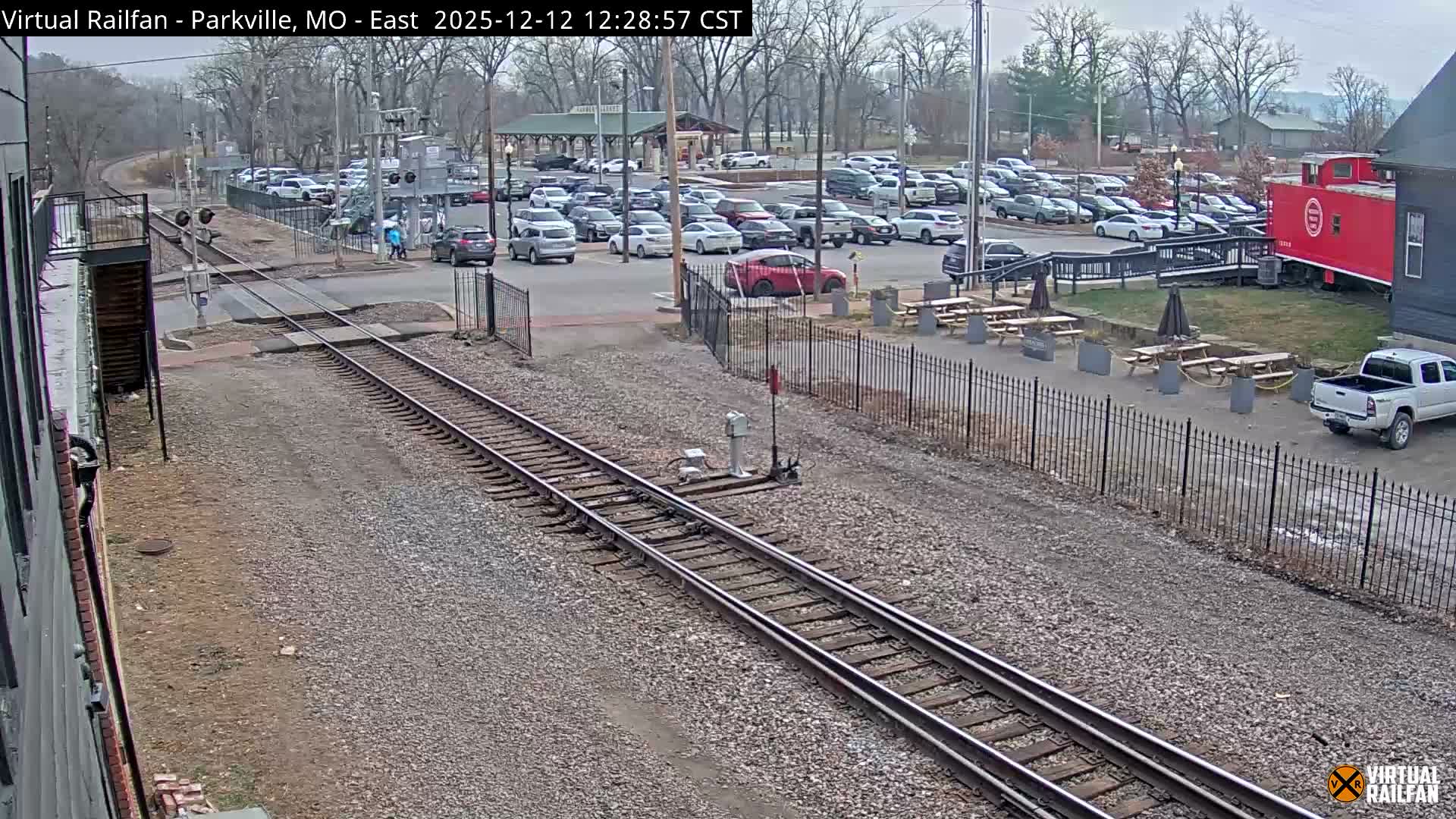 Parkville Railroad Crossing Live Cam - Parkville, Platte, Missouri, USA