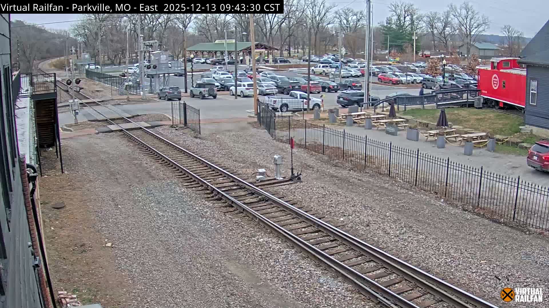 Parkville Railroad Crossing Live Cam - Parkville, Platte, Missouri, USA