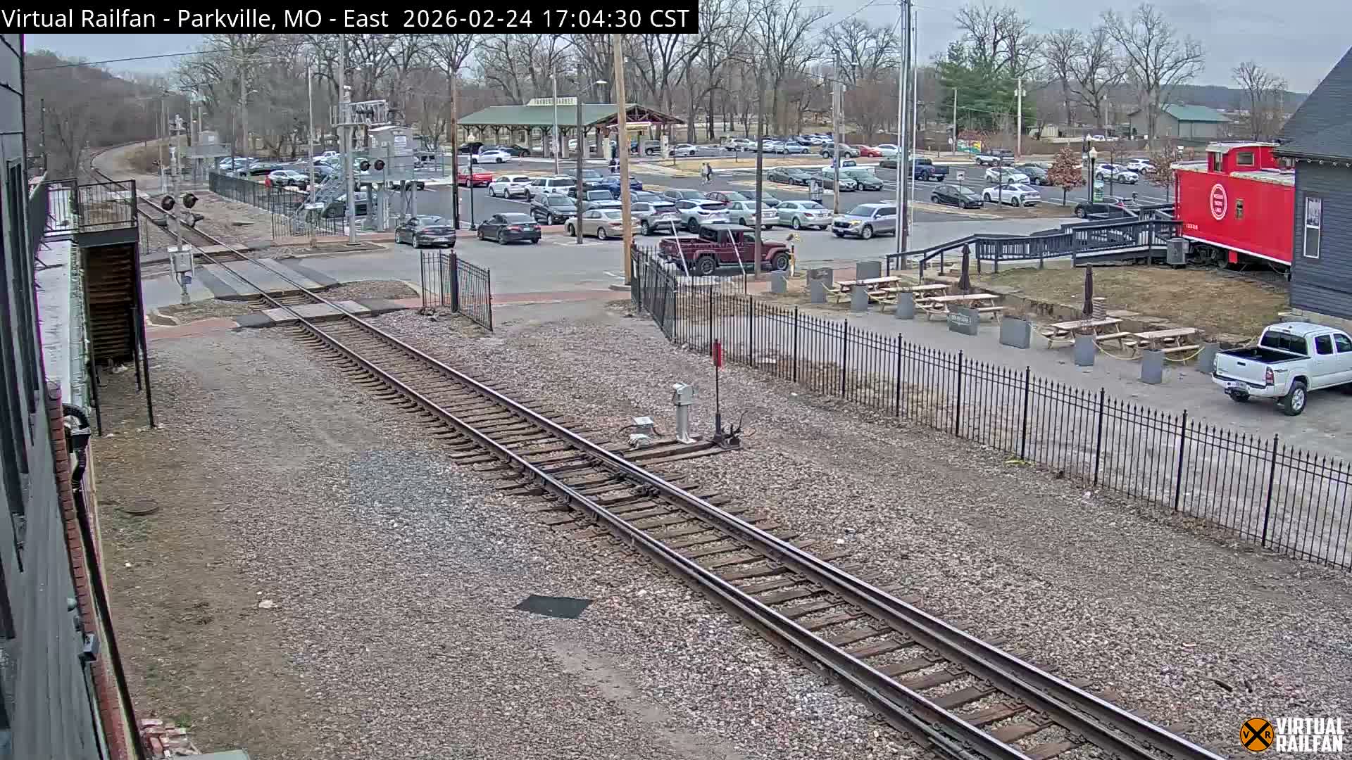 Parkville Railroad Crossing Live Cam - Parkville, Platte, Missouri, USA