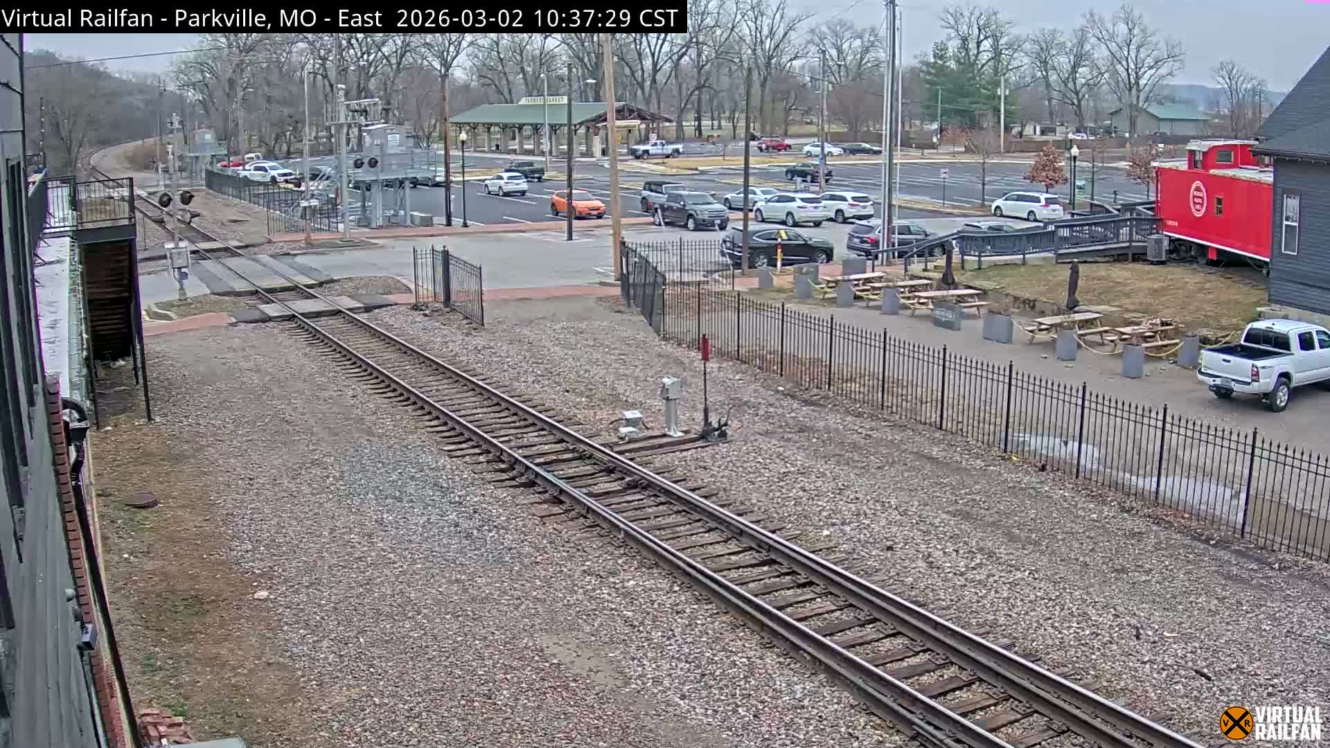 Parkville Railroad Crossing Live Cam - Parkville, Platte, Missouri, USA