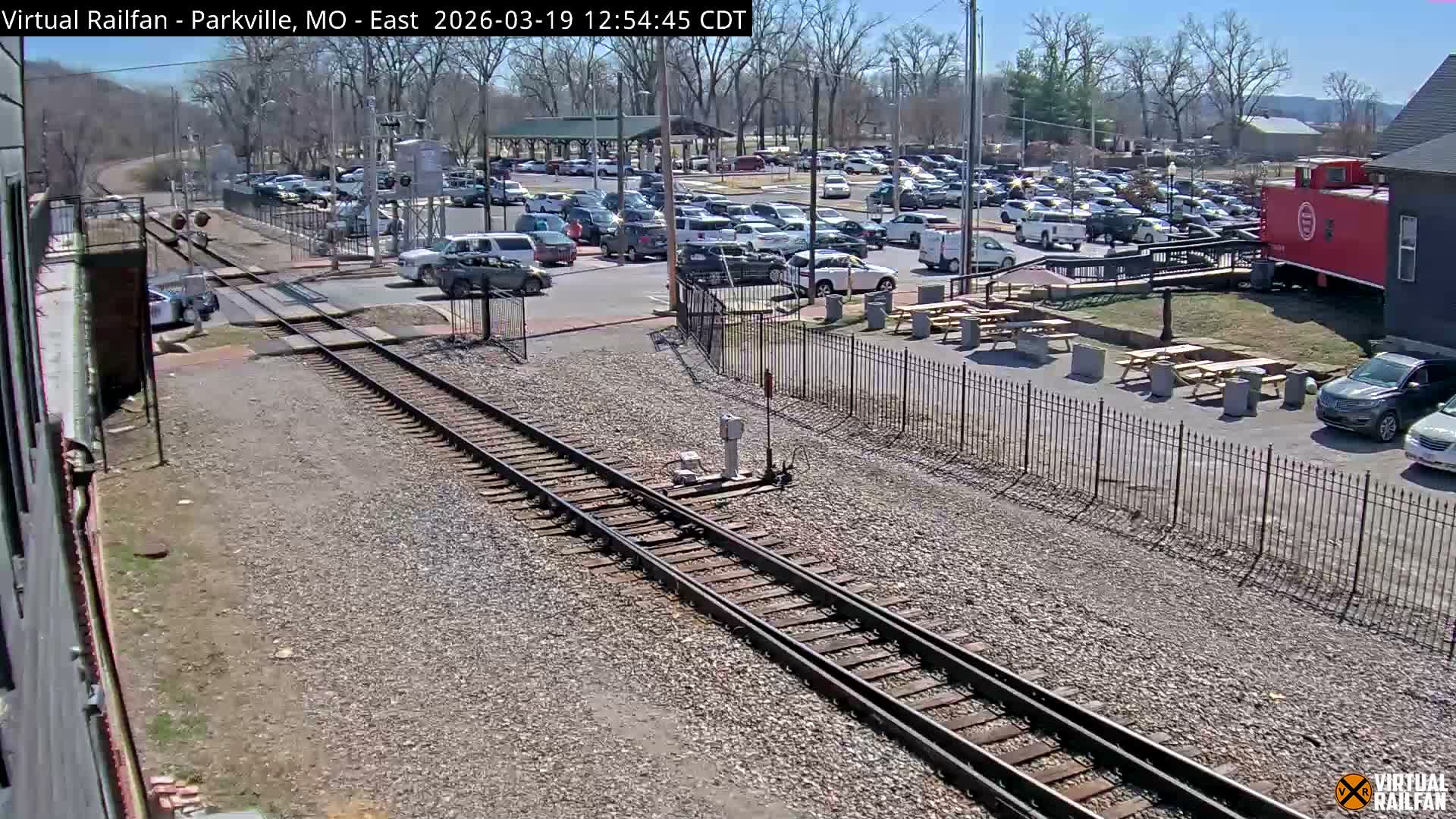 Parkville Railroad Crossing Live Cam - Parkville, Platte, Missouri, USA