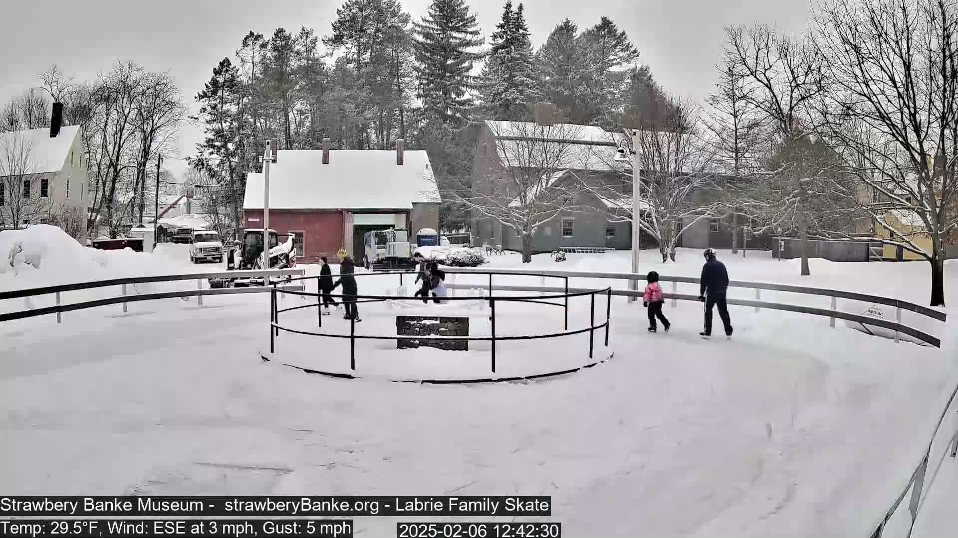 Fire Pit Porsmouth Ice Skating Live Cam -  New Hampshire, USA
