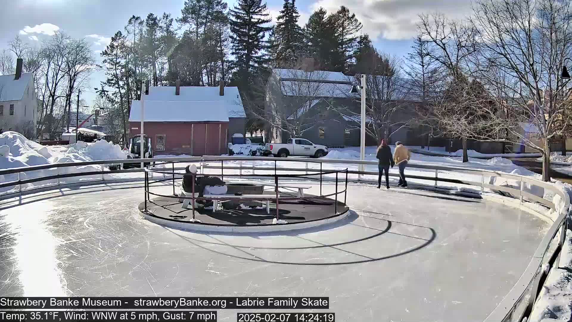 Fire Pit Porsmouth Ice Skating Live Cam -  New Hampshire, USA