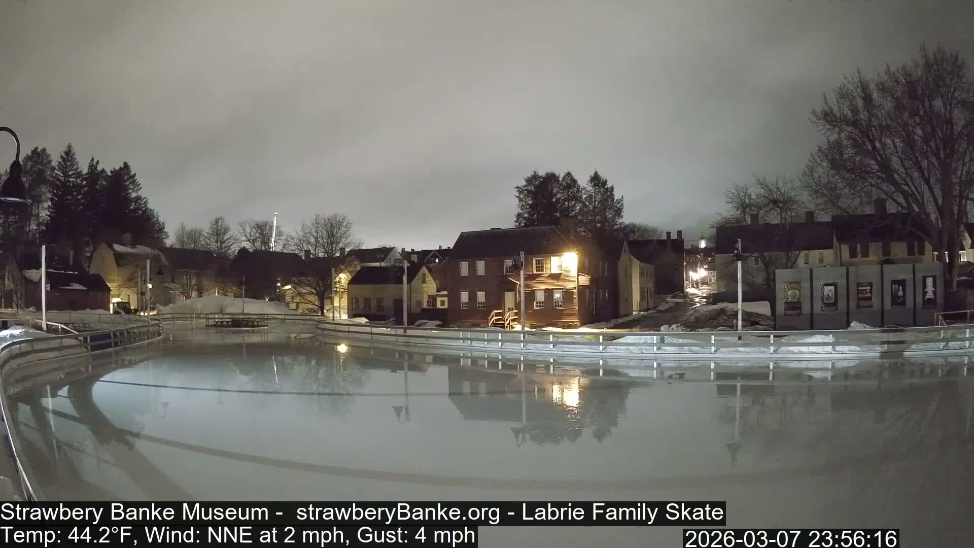 Fire Pit Porsmouth Ice Skating Live Cam -  New Hampshire, USA