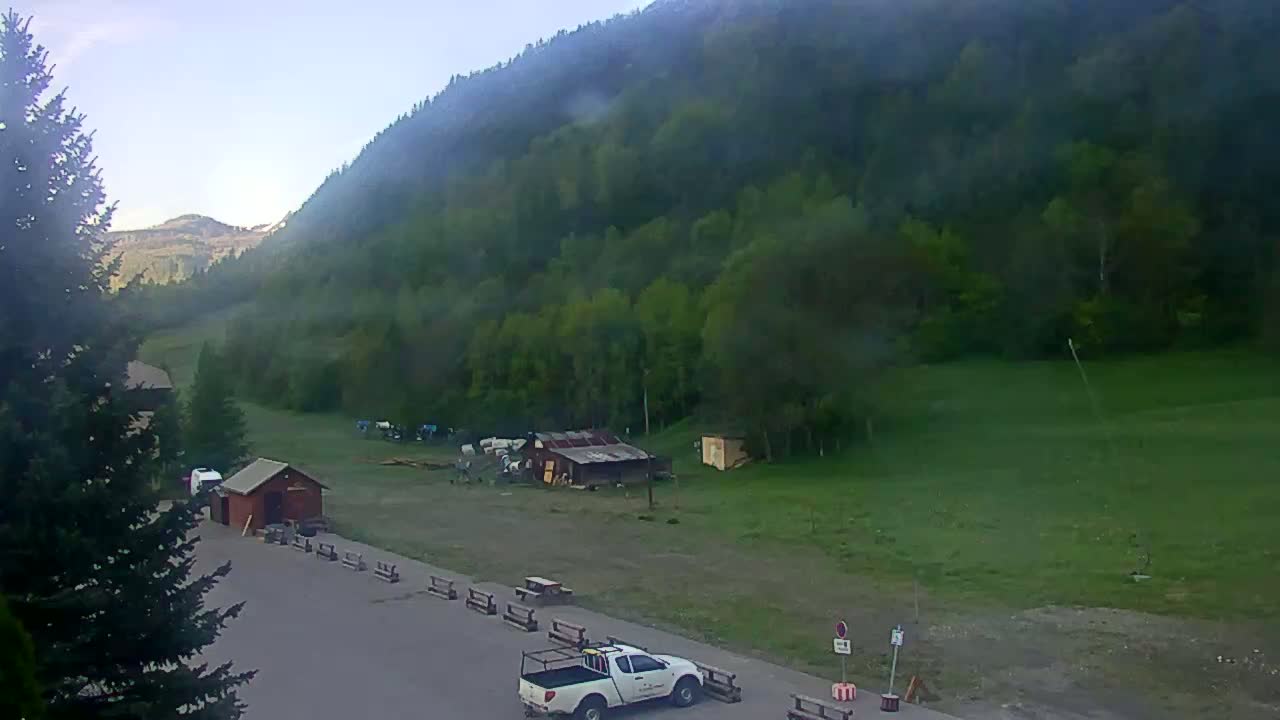 Pelvoux Vallouise Base Area Live Cam - Briancon, Hautes-Alpes, Provence-Alpes-Cote d’Azur, France