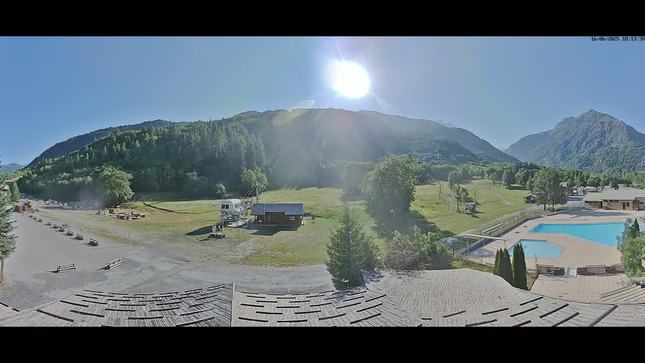 Pelvoux Vallouise Base Area Live Cam - Briancon, Hautes-Alpes, Provence-Alpes-Cote d’Azur, France