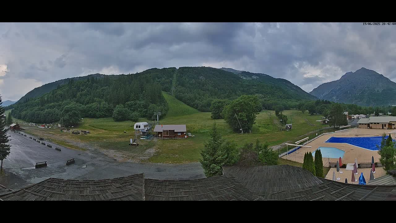 Pelvoux Vallouise Base Area Live Cam - Briancon, Hautes-Alpes, Provence-Alpes-Cote d’Azur, France