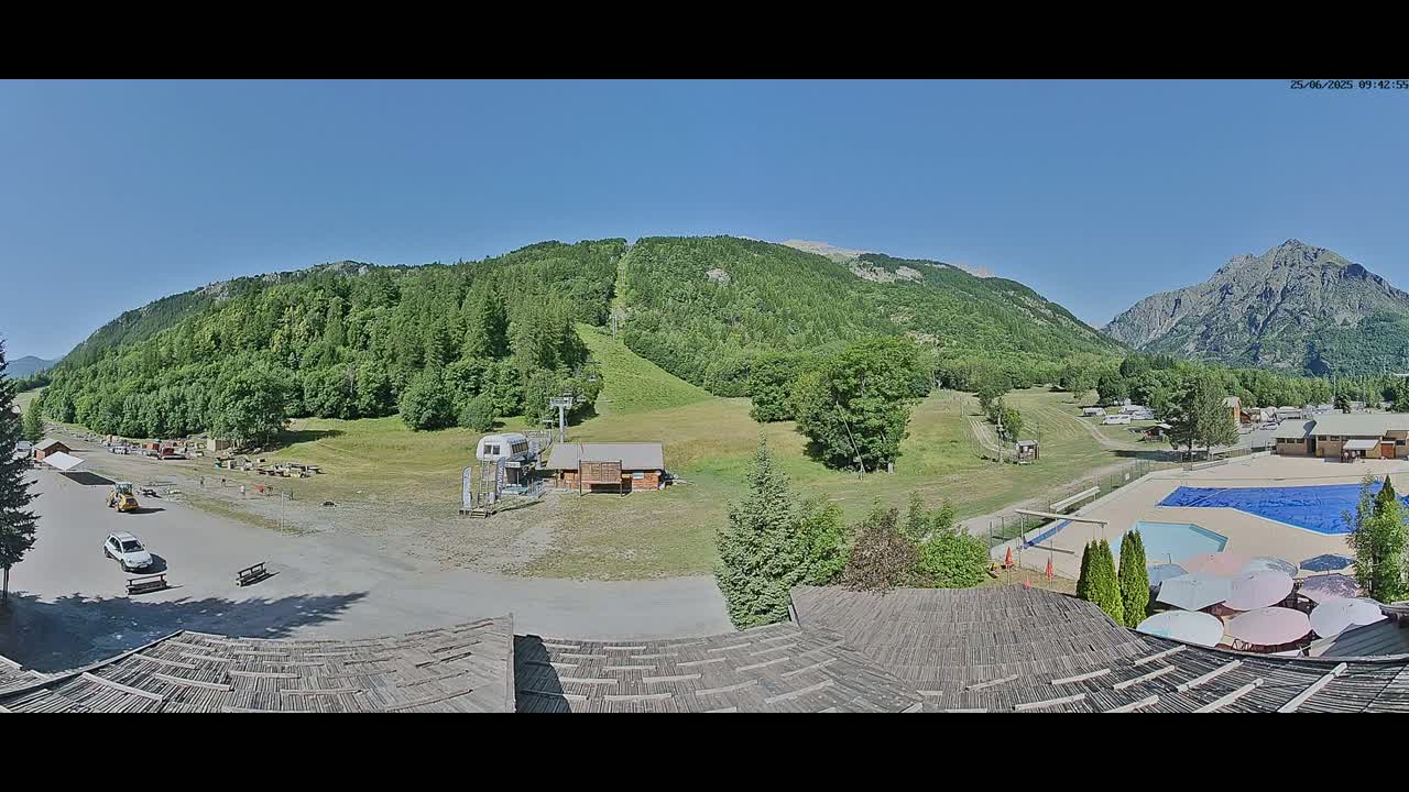 Pelvoux Vallouise Base Area Live Cam - Briancon, Hautes-Alpes, Provence-Alpes-Cote d’Azur, France