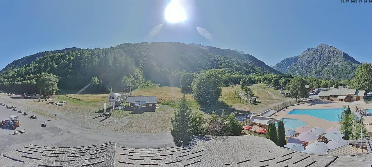 Pelvoux Vallouise Base Area Live Cam - Briancon, Hautes-Alpes, Provence-Alpes-Cote d’Azur, France