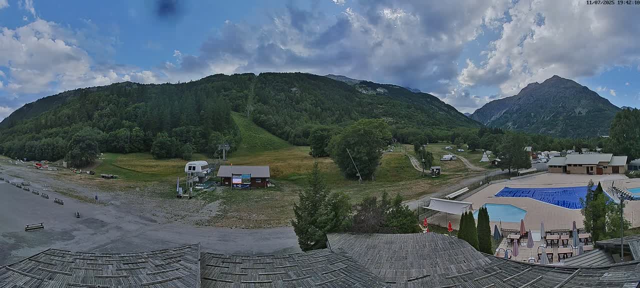 Pelvoux Vallouise Base Area Live Cam - Briancon, Hautes-Alpes, Provence-Alpes-Cote d’Azur, France