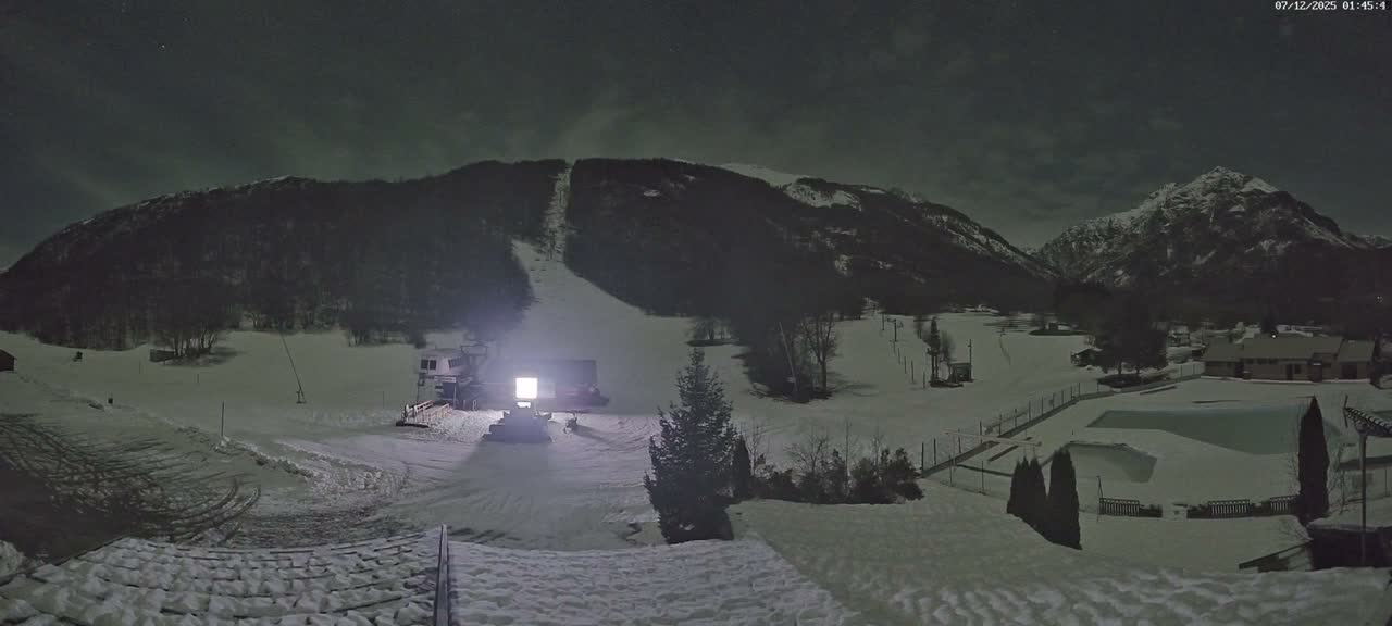 Pelvoux Vallouise Base Area Live Cam - Briancon, Hautes-Alpes, Provence-Alpes-Cote d’Azur, France