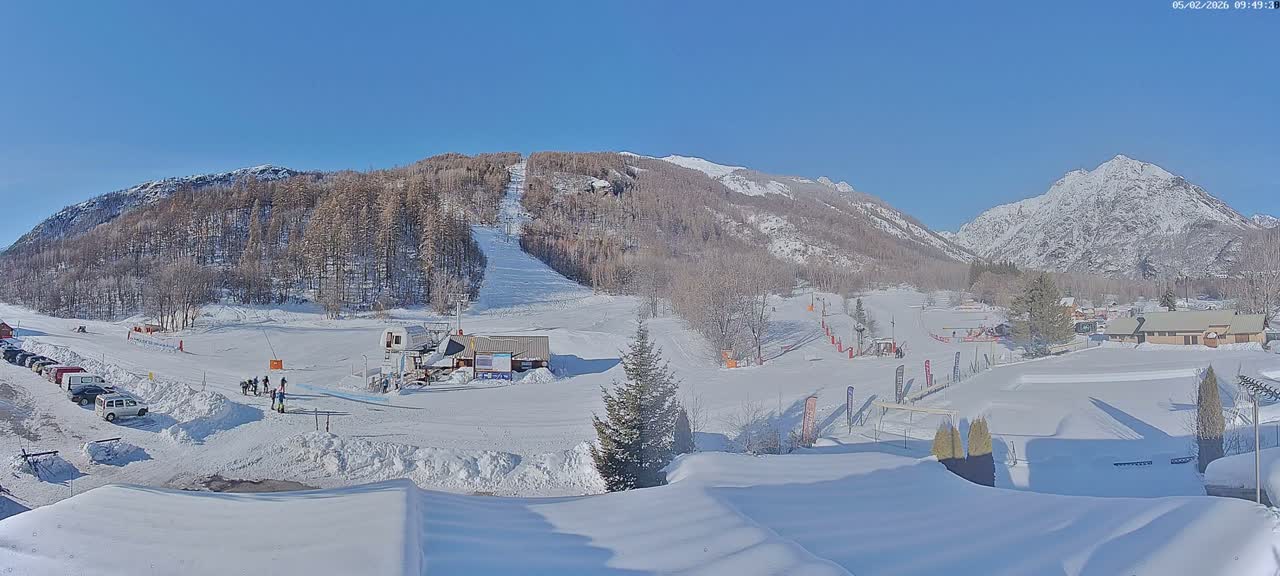 Pelvoux Vallouise Base Area Live Cam - Briancon, Hautes-Alpes, Provence-Alpes-Cote d’Azur, France