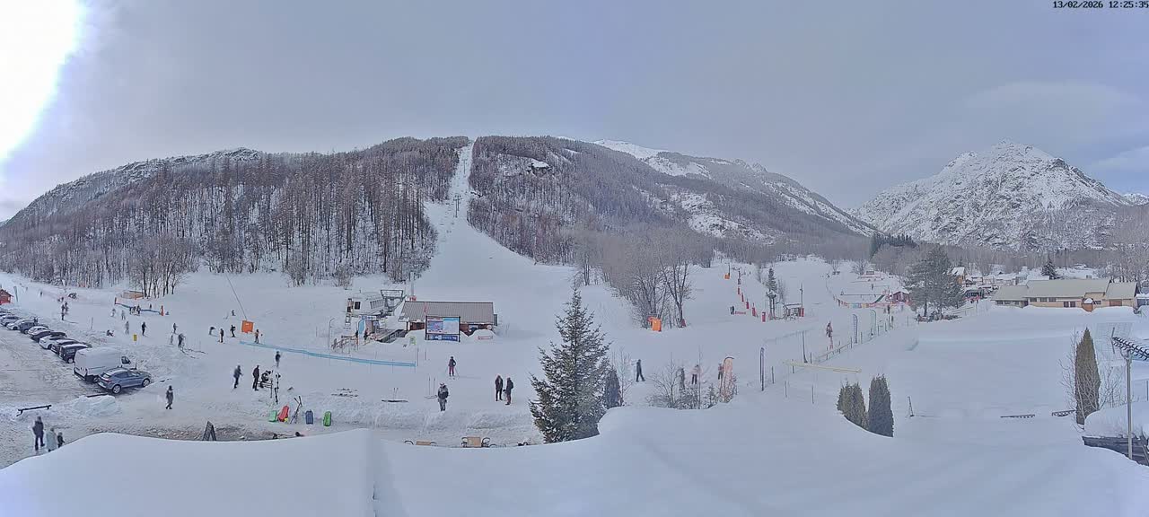 Pelvoux Vallouise Base Area Live Cam - Briancon, Hautes-Alpes, Provence-Alpes-Cote d’Azur, France