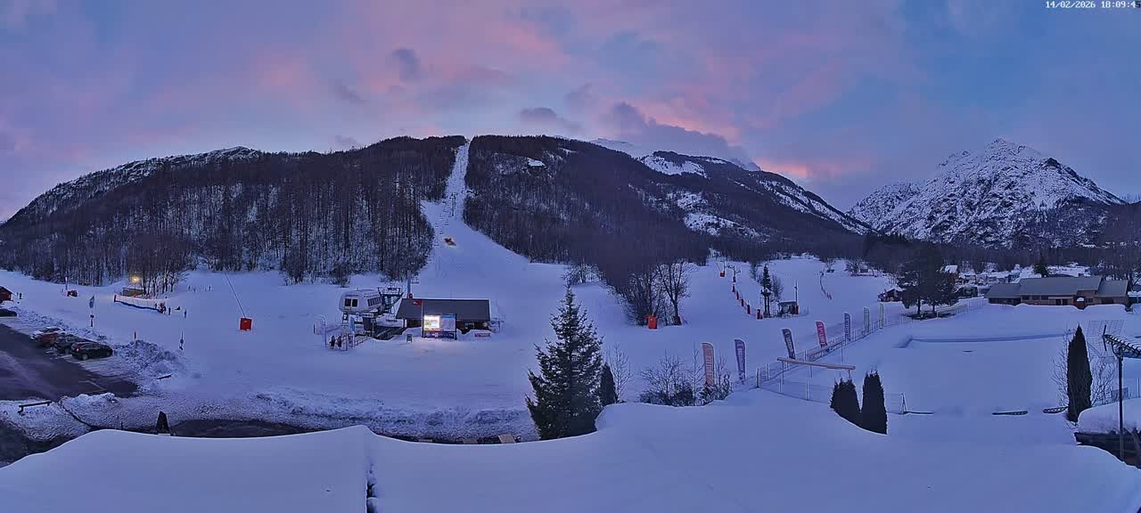 Pelvoux Vallouise Base Area Live Cam - Briancon, Hautes-Alpes, Provence-Alpes-Cote d’Azur, France
